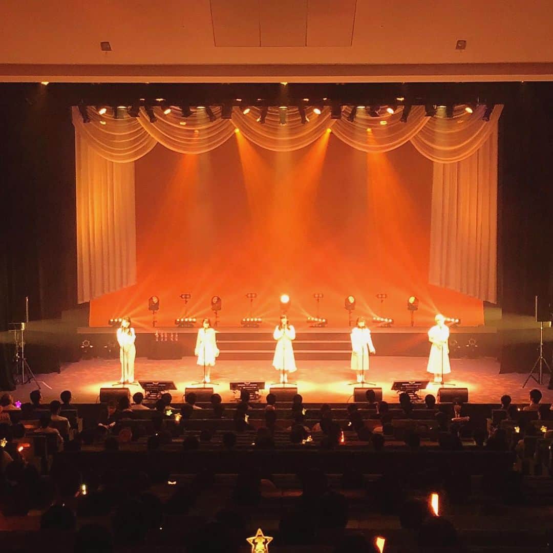 田中美海さんのインスタグラム写真 - (田中美海Instagram)「💁‍♀️2019.10.13⭐︎﻿ ﻿ 「A&G NEXT BREAKS FIVE STARS FINAL FESTIVAL」﻿ ﻿ 来てくださった方、﻿ 配信で見てくださった方、﻿ 応援してくださった方、﻿ 本当に本当にありがとうございました！！﻿ ﻿ 色々なことがありましたが、﻿ こうしてトーク&ミニライブといった形で﻿ 開催することができたのは﻿ FSを愛するたくさんのスタッフさんのおかげです…！﻿ もちろん悔しい思いもあるけど、﻿ 配信しつつ、新曲を披露できてよかったです！﻿ ﻿ ﻿ なんだかここに色々書こうと思ったのですが﻿ 全ては最終回で言ってましたね😊﻿ ﻿ たくさんあるラジオの中で、﻿ FIVE STARSという五つ星を見つけてくれて﻿ 田中美海という個を見てくれて﻿ 本当に感謝でしかありません✨✨✨﻿ ﻿ 正直、トークコーナーが楽しすぎて﻿ あっという間すぎて時間大丈夫！？って﻿ 思っちゃいました。大丈夫だったみたい。﻿ ミニライブもあっという間すぎて﻿ え！？もう五芒星！？最後じゃん…😢﻿ と心の中で思ってました…。﻿ 今きたばっかりすぎて若干パニックに﻿ なりながらも4人が歌い上げる姿に﻿ 私も胸がいっぱいになりました…！！﻿ ﻿ 最年少なのに安心感でしかないともよちゃん﻿ 全身全霊で泣くリーダーせりあちゃん﻿ 独特な言葉運びでちょっと天然のりっさん﻿ 優しくて誰よりも周りをみてるゆーりちゃん﻿ ﻿ 私服衣装一つ取っても個性が際立って﻿ この4年半でみんながスタッフさんと﻿ 作り上げた番組は個性が光り輝いてました✨﻿ そんな5人が揃った時に本当にすごい力になって﻿ 朗読でもそれを感じる瞬間があったし﻿ ライブ中でもそうでした。﻿ 4年半みんなが培ってきた力が﻿ ここで最大限に発揮されてるのを感じながら﻿ やっぱり最後は泣いてしまいました😂💦﻿ この5人でよかった🥰🥰﻿ ﻿ ﻿ 水曜日は自由にオタトークして﻿ 笑って笑って泣いて笑って﻿ 毎週文化放送に行くのがすごく楽しみで😊﻿ 最初はもちろんとっても緊張してて﻿ これを言っちゃいけないかも、とか﻿ うまく伝わらなかったらどうしよう、とか﻿ 不安な気持ちもありました。﻿ でも年月ってやっぱりすごい！！﻿ なによりスタッフさんみんなが優しくて﻿ 偉大で素敵で大好きなんです😊😊😊✨﻿ ﻿ そしてそんな週の真ん中水曜日。﻿ 辛かったけど私の放送で元気をもらえた、﻿ という方からのメールやお手紙がたくさん…！﻿ 私がただただ楽しく、みんなのメールや﻿ 身の回りの話でゲラゲラ笑っているだけで﻿ こんなにたくさんの方に色々な影響を﻿ 与えていたのか…！と、、、﻿ 本当にすごいことをしていたなあと思います😊﻿ ﻿ FSでWUGを追いかけてくれた方、﻿ Fate、キンプリを知ってくれた方も✨✨﻿ 私だって元気をもらっていたし﻿ win win ですな😃💫✌️﻿ ﻿ ﻿ 結局長くなった笑﻿ ん〜〜書いているとキリがないのですが﻿ とにかくこれだけは言わせてください！！﻿ 誰かを応援することって、﻿ すっっっっっごくすごいんだってこと！！！﻿ ﻿ アニメや作品の看板のない、一個人のラジオを﻿ お仕事や学校の合間をぬって聴いて。﻿ 一緒に笑ったり泣いたり。﻿ イベントに行くことだってそうだし、﻿ メールやお手紙お花を送ってくださること。﻿ 最終回でも言いましたがこれら全ては﻿ 簡単なことではないです✨✨✨﻿ そして私はこの気持ちを常に胸に、﻿ 感謝を忘れずにこれからも歩んでいきます。﻿ こんな当たり前のことをですが、﻿ 当たり前のことって意外と忘れがち。﻿ 教えてくれたのはFIVE STARSです✨﻿ ﻿ FIVE STARSを愛してくださって﻿ 本当に本当にありがとうございました。﻿ これからも水曜日は私とって大事な曜日です。﻿ また一つ、私の中に大きくて大好きで﻿ 大切な宝物ができました💫✨✨﻿ ﻿ 大好き！FIVE STARS！﻿ ﻿ ⭐︎⭐︎⭐︎⭐︎⭐︎﻿ ﻿ ﻿ #ag_5stars﻿ #インスタはブログ﻿ #ゆーりちゃんは私があげたピアスつけてくれてた 😍﻿ #せりあちゃん隠し撮り今半に夢中のわし﻿ #打ち上げでぎりぎりくんが﻿ #FINALをFAINALって書いたこと﻿ #いじられてました﻿ #私はわかったよ﻿ #フラット3卒業 ✌️﻿ #これでもかとゆーりちゃんにタグ付けした﻿」10月14日 20時04分 - minazou_in_sta