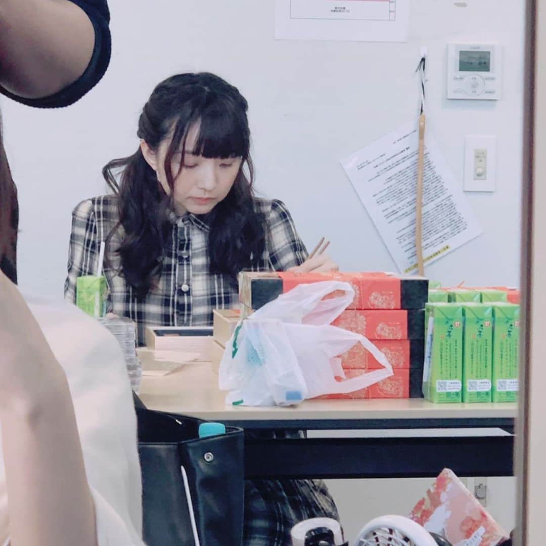 田中美海さんのインスタグラム写真 - (田中美海Instagram)「💁‍♀️2019.10.13⭐︎﻿ ﻿ 「A&G NEXT BREAKS FIVE STARS FINAL FESTIVAL」﻿ ﻿ 来てくださった方、﻿ 配信で見てくださった方、﻿ 応援してくださった方、﻿ 本当に本当にありがとうございました！！﻿ ﻿ 色々なことがありましたが、﻿ こうしてトーク&ミニライブといった形で﻿ 開催することができたのは﻿ FSを愛するたくさんのスタッフさんのおかげです…！﻿ もちろん悔しい思いもあるけど、﻿ 配信しつつ、新曲を披露できてよかったです！﻿ ﻿ ﻿ なんだかここに色々書こうと思ったのですが﻿ 全ては最終回で言ってましたね😊﻿ ﻿ たくさんあるラジオの中で、﻿ FIVE STARSという五つ星を見つけてくれて﻿ 田中美海という個を見てくれて﻿ 本当に感謝でしかありません✨✨✨﻿ ﻿ 正直、トークコーナーが楽しすぎて﻿ あっという間すぎて時間大丈夫！？って﻿ 思っちゃいました。大丈夫だったみたい。﻿ ミニライブもあっという間すぎて﻿ え！？もう五芒星！？最後じゃん…😢﻿ と心の中で思ってました…。﻿ 今きたばっかりすぎて若干パニックに﻿ なりながらも4人が歌い上げる姿に﻿ 私も胸がいっぱいになりました…！！﻿ ﻿ 最年少なのに安心感でしかないともよちゃん﻿ 全身全霊で泣くリーダーせりあちゃん﻿ 独特な言葉運びでちょっと天然のりっさん﻿ 優しくて誰よりも周りをみてるゆーりちゃん﻿ ﻿ 私服衣装一つ取っても個性が際立って﻿ この4年半でみんながスタッフさんと﻿ 作り上げた番組は個性が光り輝いてました✨﻿ そんな5人が揃った時に本当にすごい力になって﻿ 朗読でもそれを感じる瞬間があったし﻿ ライブ中でもそうでした。﻿ 4年半みんなが培ってきた力が﻿ ここで最大限に発揮されてるのを感じながら﻿ やっぱり最後は泣いてしまいました😂💦﻿ この5人でよかった🥰🥰﻿ ﻿ ﻿ 水曜日は自由にオタトークして﻿ 笑って笑って泣いて笑って﻿ 毎週文化放送に行くのがすごく楽しみで😊﻿ 最初はもちろんとっても緊張してて﻿ これを言っちゃいけないかも、とか﻿ うまく伝わらなかったらどうしよう、とか﻿ 不安な気持ちもありました。﻿ でも年月ってやっぱりすごい！！﻿ なによりスタッフさんみんなが優しくて﻿ 偉大で素敵で大好きなんです😊😊😊✨﻿ ﻿ そしてそんな週の真ん中水曜日。﻿ 辛かったけど私の放送で元気をもらえた、﻿ という方からのメールやお手紙がたくさん…！﻿ 私がただただ楽しく、みんなのメールや﻿ 身の回りの話でゲラゲラ笑っているだけで﻿ こんなにたくさんの方に色々な影響を﻿ 与えていたのか…！と、、、﻿ 本当にすごいことをしていたなあと思います😊﻿ ﻿ FSでWUGを追いかけてくれた方、﻿ Fate、キンプリを知ってくれた方も✨✨﻿ 私だって元気をもらっていたし﻿ win win ですな😃💫✌️﻿ ﻿ ﻿ 結局長くなった笑﻿ ん〜〜書いているとキリがないのですが﻿ とにかくこれだけは言わせてください！！﻿ 誰かを応援することって、﻿ すっっっっっごくすごいんだってこと！！！﻿ ﻿ アニメや作品の看板のない、一個人のラジオを﻿ お仕事や学校の合間をぬって聴いて。﻿ 一緒に笑ったり泣いたり。﻿ イベントに行くことだってそうだし、﻿ メールやお手紙お花を送ってくださること。﻿ 最終回でも言いましたがこれら全ては﻿ 簡単なことではないです✨✨✨﻿ そして私はこの気持ちを常に胸に、﻿ 感謝を忘れずにこれからも歩んでいきます。﻿ こんな当たり前のことをですが、﻿ 当たり前のことって意外と忘れがち。﻿ 教えてくれたのはFIVE STARSです✨﻿ ﻿ FIVE STARSを愛してくださって﻿ 本当に本当にありがとうございました。﻿ これからも水曜日は私とって大事な曜日です。﻿ また一つ、私の中に大きくて大好きで﻿ 大切な宝物ができました💫✨✨﻿ ﻿ 大好き！FIVE STARS！﻿ ﻿ ⭐︎⭐︎⭐︎⭐︎⭐︎﻿ ﻿ ﻿ #ag_5stars﻿ #インスタはブログ﻿ #ゆーりちゃんは私があげたピアスつけてくれてた 😍﻿ #せりあちゃん隠し撮り今半に夢中のわし﻿ #打ち上げでぎりぎりくんが﻿ #FINALをFAINALって書いたこと﻿ #いじられてました﻿ #私はわかったよ﻿ #フラット3卒業 ✌️﻿ #これでもかとゆーりちゃんにタグ付けした﻿」10月14日 20時04分 - minazou_in_sta