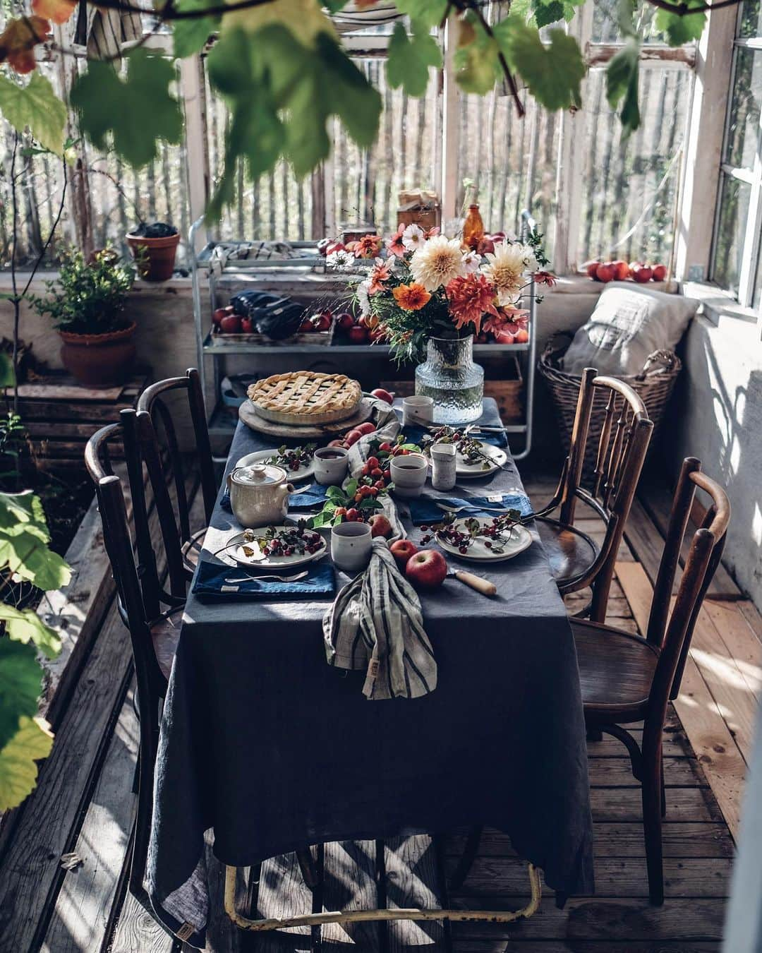 Our Food Storiesさんのインスタグラム写真 - (Our Food StoriesInstagram)「From a cozy autumn afternoon in our dear friends @mellby_klockargard magical garden 🌿✨ Happy Monday guys! #ourfoodstories_travel  ____ #gatheringslikethese #autumnmood #momentslikethese #greenhouses #greenhouselife #countrysideliving #countrysidelife #rusticstyle #fellowmag #simplejoys #verilymoment #tabledecoration #tablelinen #germanfoodblogger #foodstylist #foodphotographer」10月14日 20時05分 - _foodstories_