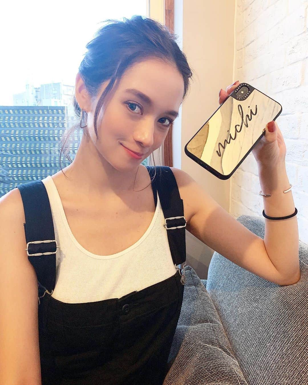 大森美知さんのインスタグラム写真 - (大森美知Instagram)「NEW iPhone CASE📱♥️ シンプルに『michi』の名前いり🖋 鏡になってるから お化粧なおしだったりこれすごく便利✨🗯 機能性に弱いからすごく気にってます。 _________________________________ #CASETiFY#CASETiFYミラーケース #StateYourCase#miller#cute #機能性抜群#携帯ケース#オーダーメイド #大森みち」10月14日 20時06分 - michi_oomori_official