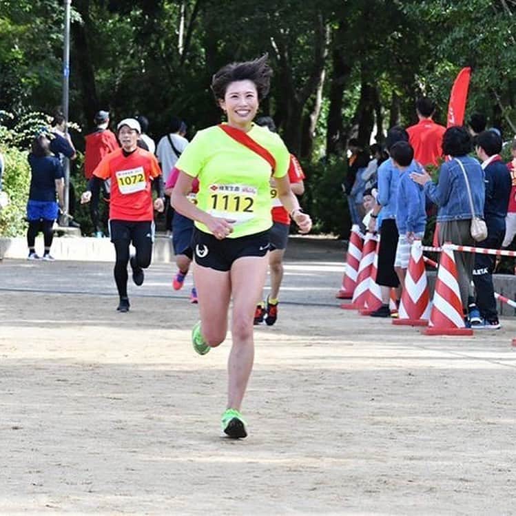 きゃっするひとみーさんのインスタグラム写真 - (きゃっするひとみーInstagram)「#大阪城公園リレーマラソンフェスティバル に @matsurun_official チームで走ってきました❤️ . 1枚目の写真は @mystaym227 さんから❤️いつもありがとうございます🙌✨ . 第1走を託してもらい、女子トップで2走の方にたすきを繋ぎたい！✨✨✨とがむしゃらに走りました🤤2本目からは楽しく🥰 . 最近のスピ練の効果もあってか、2キロコースを7:40❤️ . マツランのみんなとリレーずっと出たかったから、たくさん話せて楽しい1日でした😊✨ . 参加されてた皆様、お声かけしてくださった皆様、コース途中でたくさん応援も嬉しかったです✨✨ . #大阪城 #リレーマラソン #osakacastle #ミヤノシタスポーツ」10月14日 20時12分 - takaxjumppp