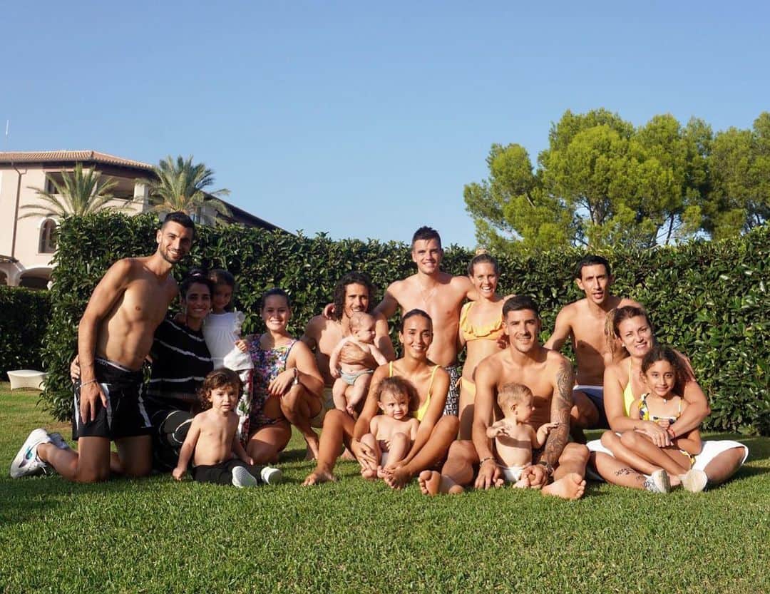 ハビエル・パストーレのインスタグラム：「Días preciosos con la familia y amigos !! Por muchos momentos mas asi . Hay EQUIPO 😂」