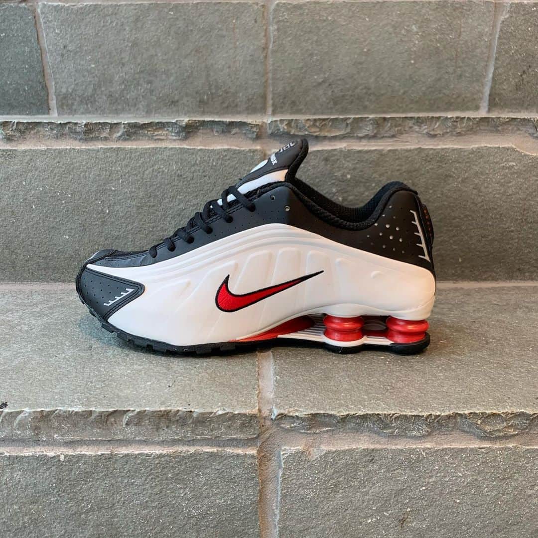 のインスタグラム：「＜NIKE＞ Mens SHOX R4 BEAMS JAPAN 3F @beams_japan #nike #beams #beamsjapan #beamsjapan3rd Instagram for New Arrivals Blog for Recommended Items #japan #tokyo #shinjuku #fashion #mensfashion #womensfashion #日本 #東京 #新宿 #ファッション#メンズファッション #ウィメンズファッション #ビームス #ビームスジャパン」