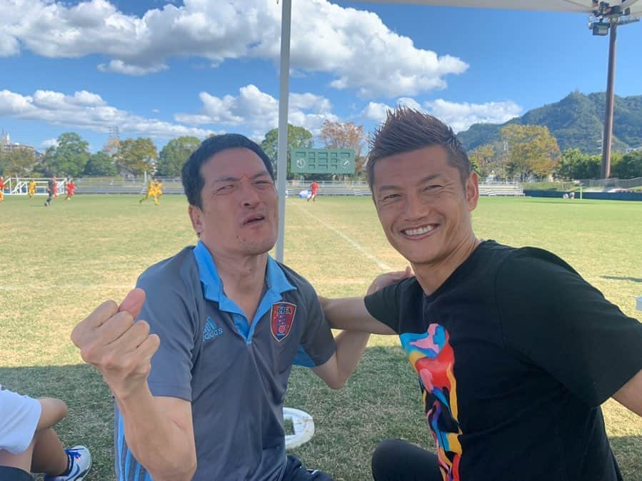 播戸竜二さんのインスタグラム写真 - (播戸竜二Instagram)「『CPサッカー』 ・ 脳性まひ等で、肢体に障がいのある人のための7人制サッカーの全国大会が岐阜であり、表彰式のプレゼンターと、CPサッカー体験交流クリニックのコーチとして参加してきました⚽️ ・ いろいろなサッカーがあり、みんなが全力で優勝を目指して戦っている姿は、最高にカッコ良かったです！ ・ みんなでボールを蹴って触れ合えて楽しかったです！ ・ 障がいがある人もない人も、みんなでボールを蹴り、追いかける機会があるのは最高です！ ・ クリニックに来てくれた子供達も楽しんでくれたと思います！ ・ 日本CPサッカー協会会長の栗ちゃん、CP KOBEの咲生ちゃん、他にもたくさん友達ができました！ ・ ・ CPサッカーの応援をよろしくお願いします！ ⚽️ ・ あっ、加地と一緒にCPサッカーを装具を付けて体験しているYouTubeがあるので、［CPサッカー　加地　播戸］でググってください😁 ・ ・ 岐阜の街には、FC岐阜が確実に根強いていました！FC岐阜のアカデミーの選手達、コーチ、いろいろ協力ありがとうございました⚽️ ・ ・ #CPサッカー #熱い戦い #サッカーなら #どんな障害も超えられる #JIFF #JCPFA #障がい者スポーツトレーナー  #エスペランサおめでとう #岐阜城も見えました」10月14日 20時35分 - ryuji_bando