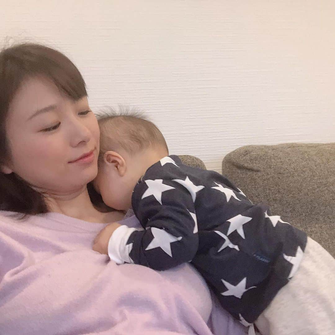 のインスタグラム：「いつもは主人と同居のお義母さんに﻿ たっくさんの協力を得て育児中なのですが﻿ 今日は夕方からワンオペ育児✊﻿ ﻿ 録画撮り溜めしている﻿ NHKいないいないばあでご機嫌取りながら﻿ 洗濯ものたたんで﻿ 離乳食作って食べさせて﻿ 夕飯の豚の生姜焼きを漬け込んで﻿ 副菜の準備して﻿ お風呂掃除して﻿ 一緒にお風呂入って﻿ 授乳して﻿ 寝かしつけて﻿ 夕ご飯完成させて食べる﻿ 洗い物している最中に息子起きる﻿ 再び寝かしつけて﻿ 今ここ🤣﻿ ﻿ 目が回る忙しさ！﻿ 頭ではどうやったら効率よく出来るか考えるのですが、赤ちゃん相手だと計画通りにはいかないものですよね🤣﻿ ﻿ これが仕事と両立で毎日とか考えると、、💦﻿ 本当に世の中のワンオペ育児中の皆さま﻿ お疲れ様です😭✨﻿ ﻿ ﻿ 最近ネントレも失敗中で﻿ 添い寝トントン寝かしつけから﻿ 楽だからおっぱい寝かしつけにしたら、﻿ 眠りがめちゃくちゃ浅くなったのと﻿ おっぱいじゃないとギャン泣きするように😂﻿ ﻿ 続けないと意味がないというのはこういうことだったのですね(笑)﻿ 息子も戸惑ってると思うからもう一度ちゃんとネントレしてみよっと✊﻿ ﻿ ﻿ 今日はいつもより頑張ったから﻿ 多めに甘いものを食べることにします😍笑﻿ ﻿ ご褒美大事！﻿ ﻿ ﻿ 明日のBSNラジオ15時から生放送の﻿ 3時のカルテット﻿ わくドキ子育て日記のコーナーでは﻿ 離乳食事情についてお話しする予定です😊👍﻿ ﻿ #ワンオペ育児﻿ #息子﻿ #生後8ヶ月﻿ #ネントレ失敗」