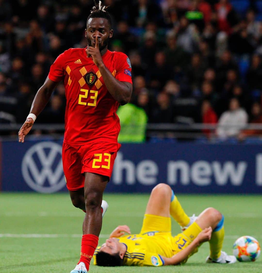 チェルシーFCさんのインスタグラム写真 - (チェルシーFCInstagram)「🤫🦇 @MBatshuayi on the scoresheet for Belgium once more! #CFC #Chelsea」10月14日 20時28分 - chelseafc