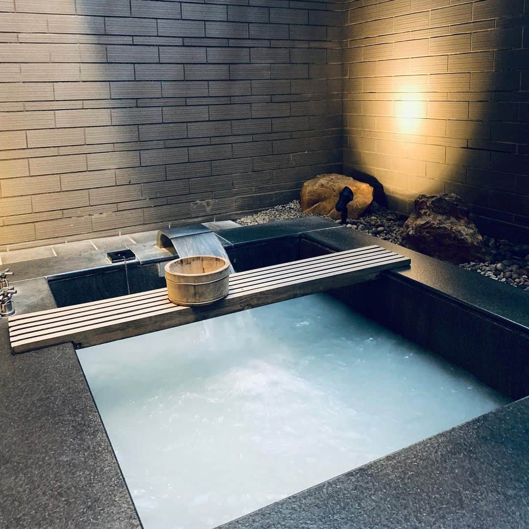 April Imanさんのインスタグラム写真 - (April ImanInstagram)「Heavenly🛀🌿✨♨️ . . . . #apriliman #onsen #hotsprings #weekendgetaway #luxurytravel #mountainside #bathtime #ryokan #weekendtime #relaxation #travelgram #taiwan #beitou #luxurylifestyle #luxurylife #lifestyleblogger #lifeisbeautiful #lifeofadventure」10月14日 20時31分 - april_iman