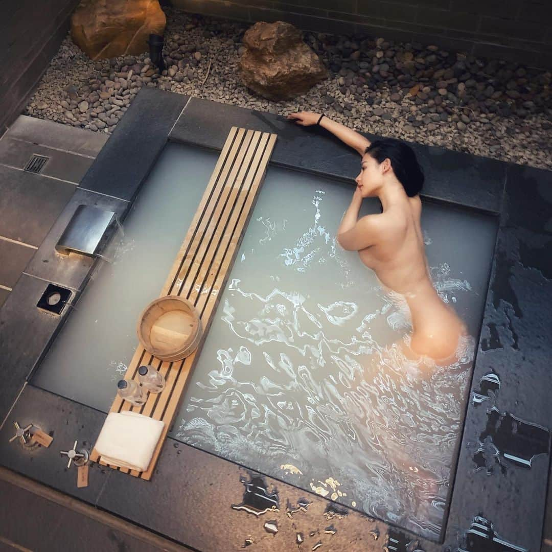 April Imanさんのインスタグラム写真 - (April ImanInstagram)「Heavenly🛀🌿✨♨️ . . . . #apriliman #onsen #hotsprings #weekendgetaway #luxurytravel #mountainside #bathtime #ryokan #weekendtime #relaxation #travelgram #taiwan #beitou #luxurylifestyle #luxurylife #lifestyleblogger #lifeisbeautiful #lifeofadventure」10月14日 20時31分 - april_iman