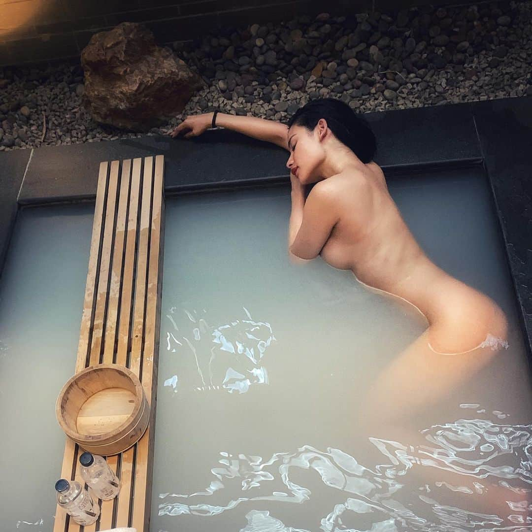 April Imanさんのインスタグラム写真 - (April ImanInstagram)「Heavenly🛀🌿✨♨️ . . . . #apriliman #onsen #hotsprings #weekendgetaway #luxurytravel #mountainside #bathtime #ryokan #weekendtime #relaxation #travelgram #taiwan #beitou #luxurylifestyle #luxurylife #lifestyleblogger #lifeisbeautiful #lifeofadventure」10月14日 20時31分 - april_iman