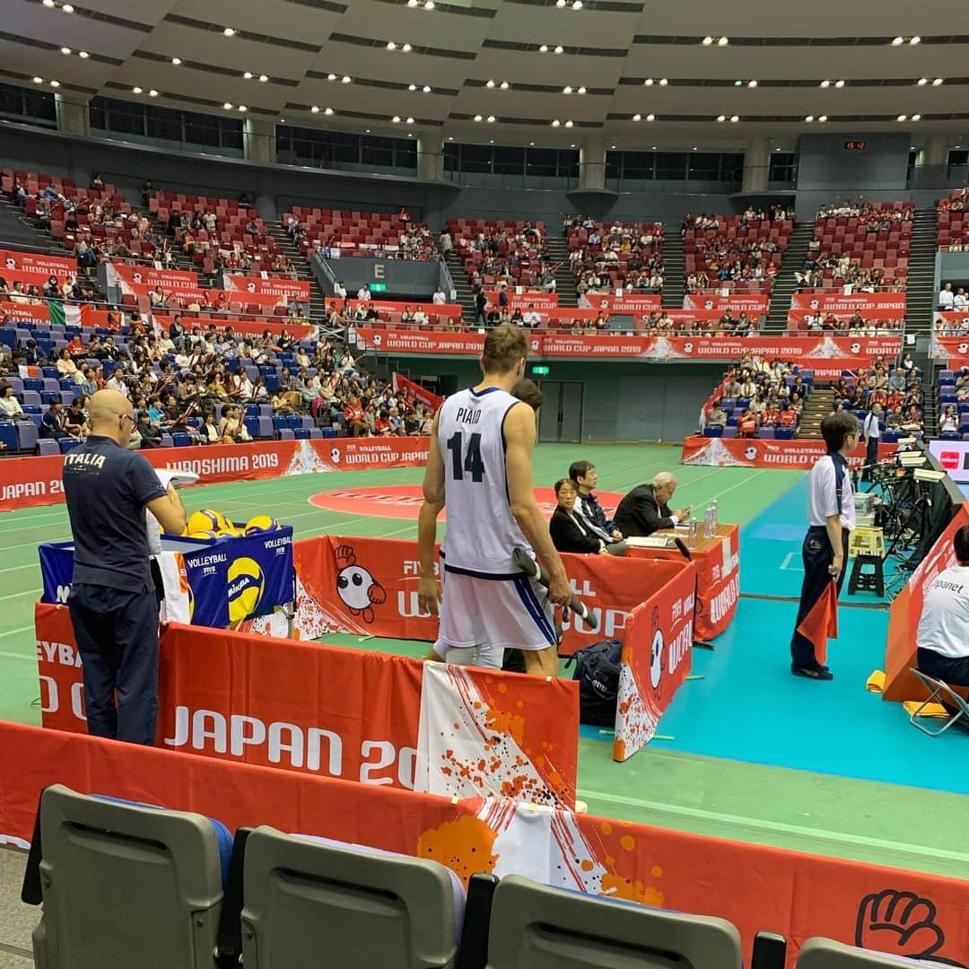 酒井大祐さんのインスタグラム写真 - (酒井大祐Instagram)「#ワールドカップバレー  #worldcupvolleyball  #広島グリーンアリーナ 11時から20時までサブとメインを行き来。 大きな選手が構えて、準備を早くして、バレーボールしていました。 有意義な時間。 よしっ 明日からまた頑張りましょ #龍神nippon」10月14日 20時44分 - daisukesakai1022