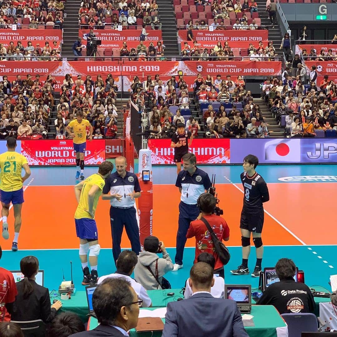 酒井大祐さんのインスタグラム写真 - (酒井大祐Instagram)「#ワールドカップバレー  #worldcupvolleyball  #広島グリーンアリーナ 11時から20時までサブとメインを行き来。 大きな選手が構えて、準備を早くして、バレーボールしていました。 有意義な時間。 よしっ 明日からまた頑張りましょ #龍神nippon」10月14日 20時44分 - daisukesakai1022