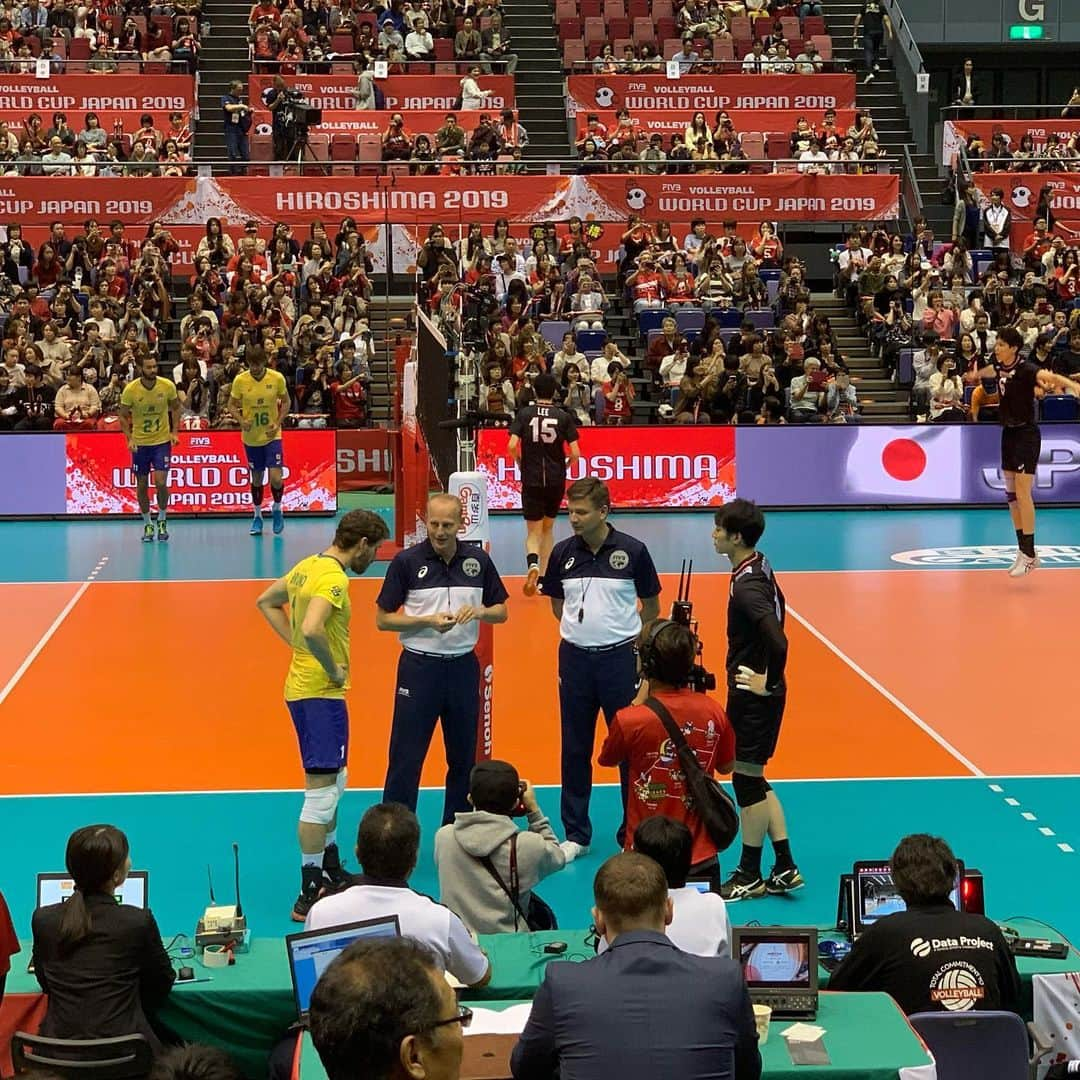 酒井大祐さんのインスタグラム写真 - (酒井大祐Instagram)「#ワールドカップバレー  #worldcupvolleyball  #広島グリーンアリーナ 11時から20時までサブとメインを行き来。 大きな選手が構えて、準備を早くして、バレーボールしていました。 有意義な時間。 よしっ 明日からまた頑張りましょ #龍神nippon」10月14日 20時44分 - daisukesakai1022