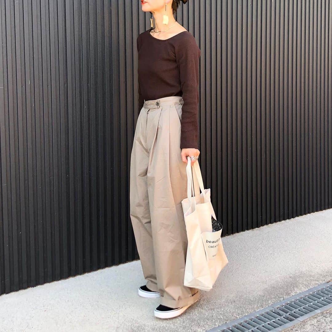 のインスタグラム：「10月14日(月) . . 最近 @beautifulpeople_officialsite のトートばっかり使ってる😂 . マッシュルームとアイボリーと2色持ってるけどめっちゃ使える( ¨̮ )‪︎❤︎ . . #kaumo_fashion #locari #ponte_fashion #ootd_kob #r_fashion #mineby3mootd #a_trend_ld #recaコーデ #reca #オルスク #スニーカーコーデ #トートバッグ #beautifulpeople #リブニット #おちびコーデ #おちびの輪 #プチプラコーデ #シンプルコーデ #アラフォーコーデ #低身長コーデ #155cmコーデ #オトナカジュアル #大人カジュアルコーデ #大人カジュアル #ワイドパンツコーデ #ワイドパンツ #チノパンコーデ #チノパン #ブラウンコーデ」