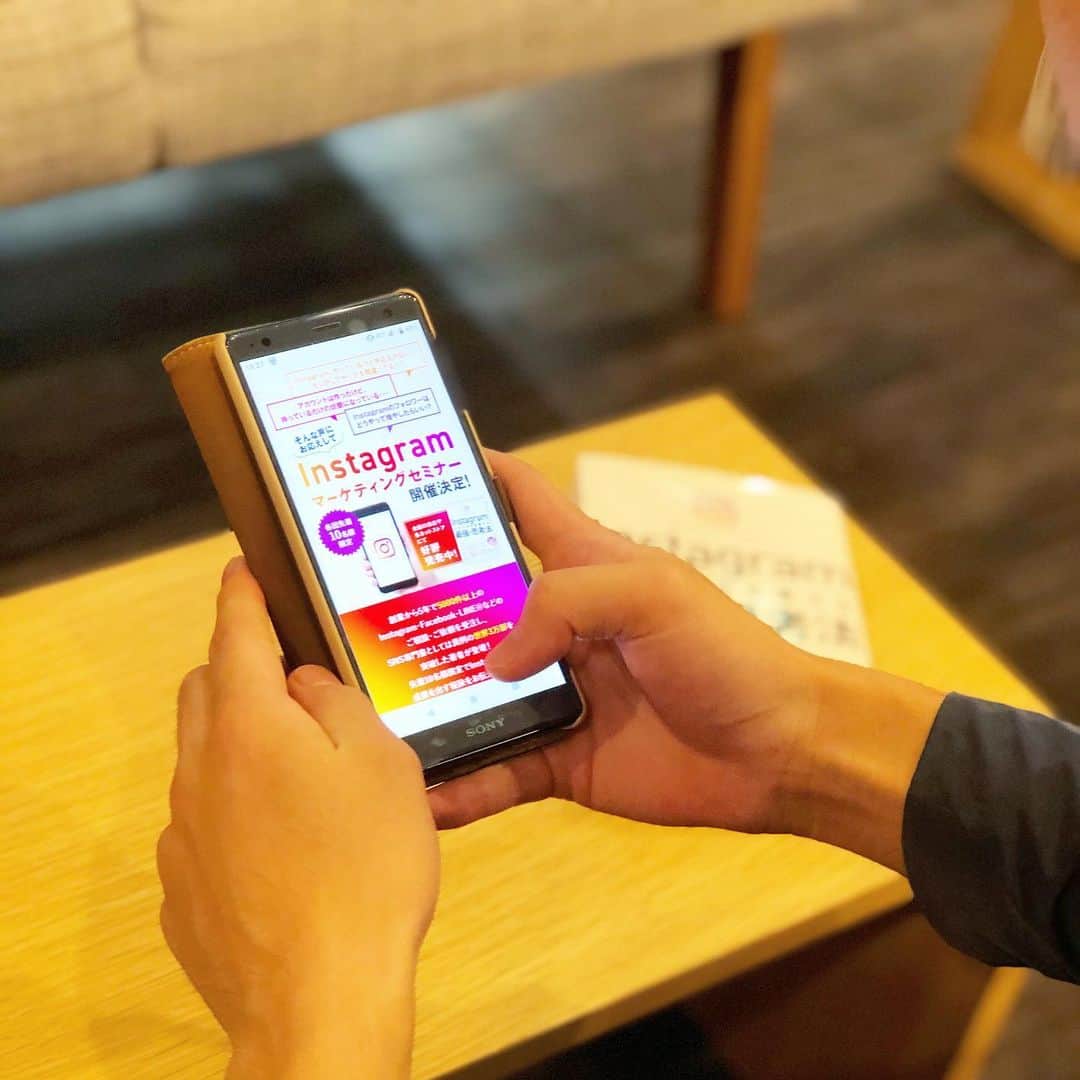 のインスタグラム：「【久しぶりに主催セミナーします】﻿ ﻿ 「その企業のことをまずSNSで知る」﻿ という消費者が増えています。﻿ ﻿ SNSでのイメージが、﻿ 第一印象になるということです。﻿ ﻿ ﻿ 特にInstagramは、﻿ FacebookやTwitterを上回る﻿ LINE並みのアクティブ率を誇っており、﻿ 世界5億人以上のユーザーが﻿ 必ず毎日見るSNSに成長しています。﻿ ﻿ 先日出版した﻿ 「Instagramでビジネスを変える最強の思考法」﻿ という書籍もさっそく重版され、﻿ 前作よりも好調な売れ行きだそう。﻿ ﻿ ﻿ 特に目に見えるものを売っている方は、﻿ Instagramの活用は必須。﻿ ﻿ 目に見えない商材の方のInstagram活用についても、 当日お話できればと思っています。﻿ ﻿ ﻿ お知らせが遅くなりましたが、﻿ 「Instagramマーケティングセミナー」﻿ の開催が決定しました！﻿ ﻿ 東京・福岡・神戸でも開催を予定していますが、﻿ まずは大阪だけ、12月までの日程を公開しました。﻿ ﻿ ﻿ 別で主催者の方がいる場合は 大規模になってしまいがちなので、﻿ 今回の主催セミナーでは 10名までの小規模で実施します！﻿ ﻿ ※プロフィール欄のURLからお申込みが可能です。」