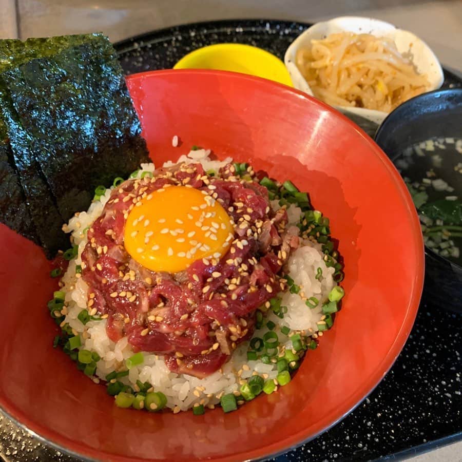 のインスタグラム：「【三軒茶屋　正泰苑】 ローストビーフユッケ丼が楽しめるお店🤤 ㅤㅤㅤㅤㅤㅤㅤㅤㅤㅤㅤㅤㅤ 🏠#三軒茶屋　#正秦苑 🚶‍♂️三軒茶屋駅徒歩4分 📖ローストビーフユッケ味(950円)×2 ㅤㅤㅤㅤㅤㅤㅤㅤㅤㅤㅤㅤㅤ 運ばれてきた時からごま油の香りが最高〜 レア食感のユッケめっちゃうまい。 ㅤㅤㅤㅤㅤㅤㅤㅤㅤㅤㅤㅤ 食感も香りもいいしご飯との相性抜群。 ごま油はもちろん、ごま自体の香りがすごい。 韓国ノリがめっちゃ合う。 ㅤㅤㅤㅤㅤㅤㅤㅤㅤㅤㅤㅤㅤ ライスの量も多めでお腹いっぱい満足ランチ。 土日祝日もやってるの嬉しい。 ライスハーフが850円になるから女性はそれでもいいかも。 前に紹介した系列店の新橋店より辛さがなくてほんと食べやすい！ ㅤㅤㅤㅤㅤㅤㅤㅤㅤㅤㅤㅤㅤ セットにはもやしとキムチたっぷり！ スープもついてくるよ！ こっちの店舗はもやし食べ放題ではないのかな🤔 ㅤㅤㅤㅤㅤㅤㅤㅤㅤㅤㅤㅤㅤ 店内スタイリッシュでオシャレ 清潔感あって最高。都内のローストビーフユッケが食べれるお店の内装ではダントツ！ ㅤㅤㅤㅤㅤㅤㅤㅤㅤㅤㅤㅤㅤ ユッケだからお腹いっぱいでも罪悪感ない。 最高ランチ〜〜〜 ㅤㅤㅤㅤㅤㅤㅤㅤㅤㅤㅤㅤㅤ  東京都世田谷区太子堂4-23-11 GEMS三軒茶屋9F」