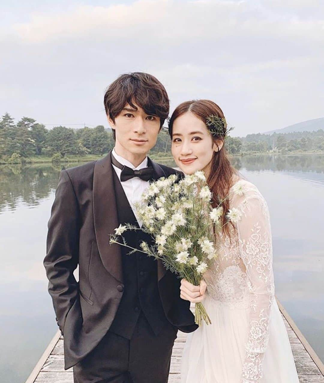 プレ花嫁の結婚式準備アプリ♡ -ウェディングニュースさんのインスタグラム写真 - (プレ花嫁の結婚式準備アプリ♡ -ウェディングニュースInstagram)「参考にしたい♡コーデもお花もおしゃれな卒花嫁さんのウェディングフォト9選👗✨ . . ...................................... 💒こちらのお写真の情報 ...................................... . 会場名： ビストロ ブノワ（BENOIT） エリア： #マイレポ東京 会場ID： 【2813】 . →@weddingnews_concierge の🔗に5桁のID番号をいれると式場の詳細（本当の料金・口コミ・写真など）がチェックできます😊 . 📲インスタグラムで「式場探し・フェア予約」をする方法は文章の下をチェックしてね⬇︎ ...................................... . . こちらのお写真は @wd1110s さん からリグラムさせていただきました🌟ありがとうございました😊✨ . . コーデやフラワーアイテムなどどこに注目してもおしゃれで参考になるwd1110sさんの #ウェディングフォト 💓 . カバーは国内パーティーでの１枚💓 . レースが美しい #ロングスリーブドレス に、胡蝶蘭を合わせたエレガントなヘアやバサッと束ねた #ブーケ 💐✨ . 美しく華やかなwd1110sさんとお似合いなおふたりの姿にうっとりせずにはいられません☺️💓 . wd1110sさんの #ハワイ挙式  のコーデやフォトもとても素敵なので要チェックですよ👀💓 . ぜひスワイプ👉🏻してみてくださいね✨ . . ...................................... 💒インスタグラムから式場を探す方法 ...................................... . ①マイレポ〇〇 ↑〇〇に自分の都道府県を入れてハッシュタグ検索（例：マイレポ東京） . ②気になるポストに書いてある【式場ID】or【花嫁ID】をメモする . . 💒【式場IDで探す】 ID（数字4桁)を @weddingnews_concierge の🔗にいれると式場の詳細（本当の料金・写真・口コミなど）がチェックできます😊 . . 👰【花嫁IDで探す】 ID（数字5桁)を @weddingnews_brides の🔗にいれると該当ポストの花嫁さんの式場／マイレポ／インスタIDがチェックできます😊 . . ⚠️式場・花嫁さんを検索する（ID番号・＠）は別々なので、気をつけてくださいね ............................................................................ . . 📲プロポーズされる前から卒花した後も楽しめる✨結婚式準備No１アプリ💕 #ウェディングニュース の詳細は @weddingnews_editor からダウンロードしてね✨ . . . . #結婚式 #結婚式準備 #ウェディング #プレ花嫁 #結婚 #花嫁 #ウエディング #プレ花嫁準備 #婚約 #2020春婚  #日本中のプレ花嫁さんと繋がりたい #2020夏婚 #2020秋婚 #海外挙式  #プロポーズ  #ブノア #ビストロブノワ #装花 #新郎新婦 #ウェディングレポ #カップルフォト #カップル #卒花レポ」10月14日 20時56分 - weddingnews_editor