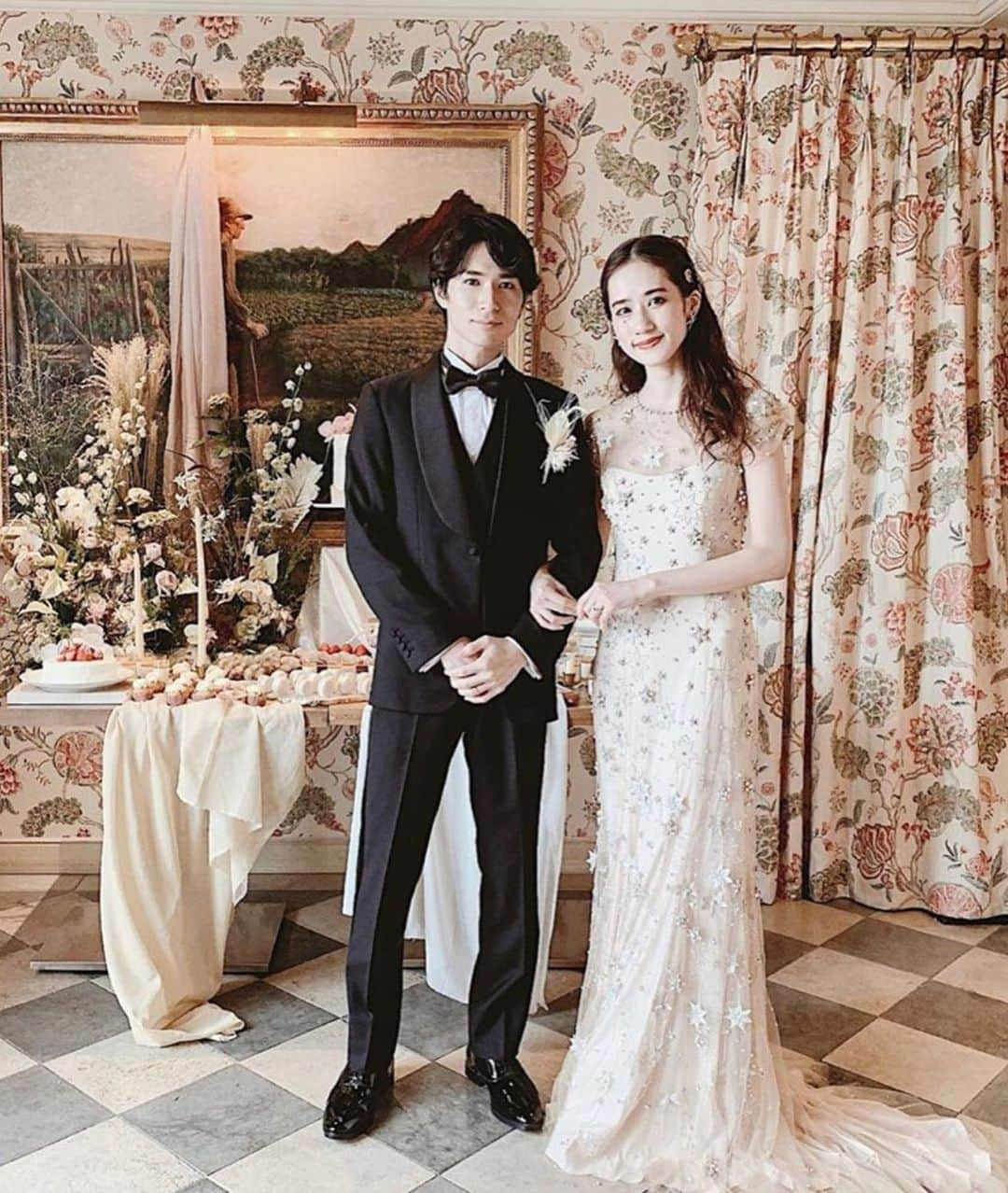 プレ花嫁の結婚式準備アプリ♡ -ウェディングニュースさんのインスタグラム写真 - (プレ花嫁の結婚式準備アプリ♡ -ウェディングニュースInstagram)「参考にしたい♡コーデもお花もおしゃれな卒花嫁さんのウェディングフォト9選👗✨ . . ...................................... 💒こちらのお写真の情報 ...................................... . 会場名： ビストロ ブノワ（BENOIT） エリア： #マイレポ東京 会場ID： 【2813】 . →@weddingnews_concierge の🔗に5桁のID番号をいれると式場の詳細（本当の料金・口コミ・写真など）がチェックできます😊 . 📲インスタグラムで「式場探し・フェア予約」をする方法は文章の下をチェックしてね⬇︎ ...................................... . . こちらのお写真は @wd1110s さん からリグラムさせていただきました🌟ありがとうございました😊✨ . . コーデやフラワーアイテムなどどこに注目してもおしゃれで参考になるwd1110sさんの #ウェディングフォト 💓 . カバーは国内パーティーでの１枚💓 . レースが美しい #ロングスリーブドレス に、胡蝶蘭を合わせたエレガントなヘアやバサッと束ねた #ブーケ 💐✨ . 美しく華やかなwd1110sさんとお似合いなおふたりの姿にうっとりせずにはいられません☺️💓 . wd1110sさんの #ハワイ挙式  のコーデやフォトもとても素敵なので要チェックですよ👀💓 . ぜひスワイプ👉🏻してみてくださいね✨ . . ...................................... 💒インスタグラムから式場を探す方法 ...................................... . ①マイレポ〇〇 ↑〇〇に自分の都道府県を入れてハッシュタグ検索（例：マイレポ東京） . ②気になるポストに書いてある【式場ID】or【花嫁ID】をメモする . . 💒【式場IDで探す】 ID（数字4桁)を @weddingnews_concierge の🔗にいれると式場の詳細（本当の料金・写真・口コミなど）がチェックできます😊 . . 👰【花嫁IDで探す】 ID（数字5桁)を @weddingnews_brides の🔗にいれると該当ポストの花嫁さんの式場／マイレポ／インスタIDがチェックできます😊 . . ⚠️式場・花嫁さんを検索する（ID番号・＠）は別々なので、気をつけてくださいね ............................................................................ . . 📲プロポーズされる前から卒花した後も楽しめる✨結婚式準備No１アプリ💕 #ウェディングニュース の詳細は @weddingnews_editor からダウンロードしてね✨ . . . . #結婚式 #結婚式準備 #ウェディング #プレ花嫁 #結婚 #花嫁 #ウエディング #プレ花嫁準備 #婚約 #2020春婚  #日本中のプレ花嫁さんと繋がりたい #2020夏婚 #2020秋婚 #海外挙式  #プロポーズ  #ブノア #ビストロブノワ #装花 #新郎新婦 #ウェディングレポ #カップルフォト #カップル #卒花レポ」10月14日 20時56分 - weddingnews_editor