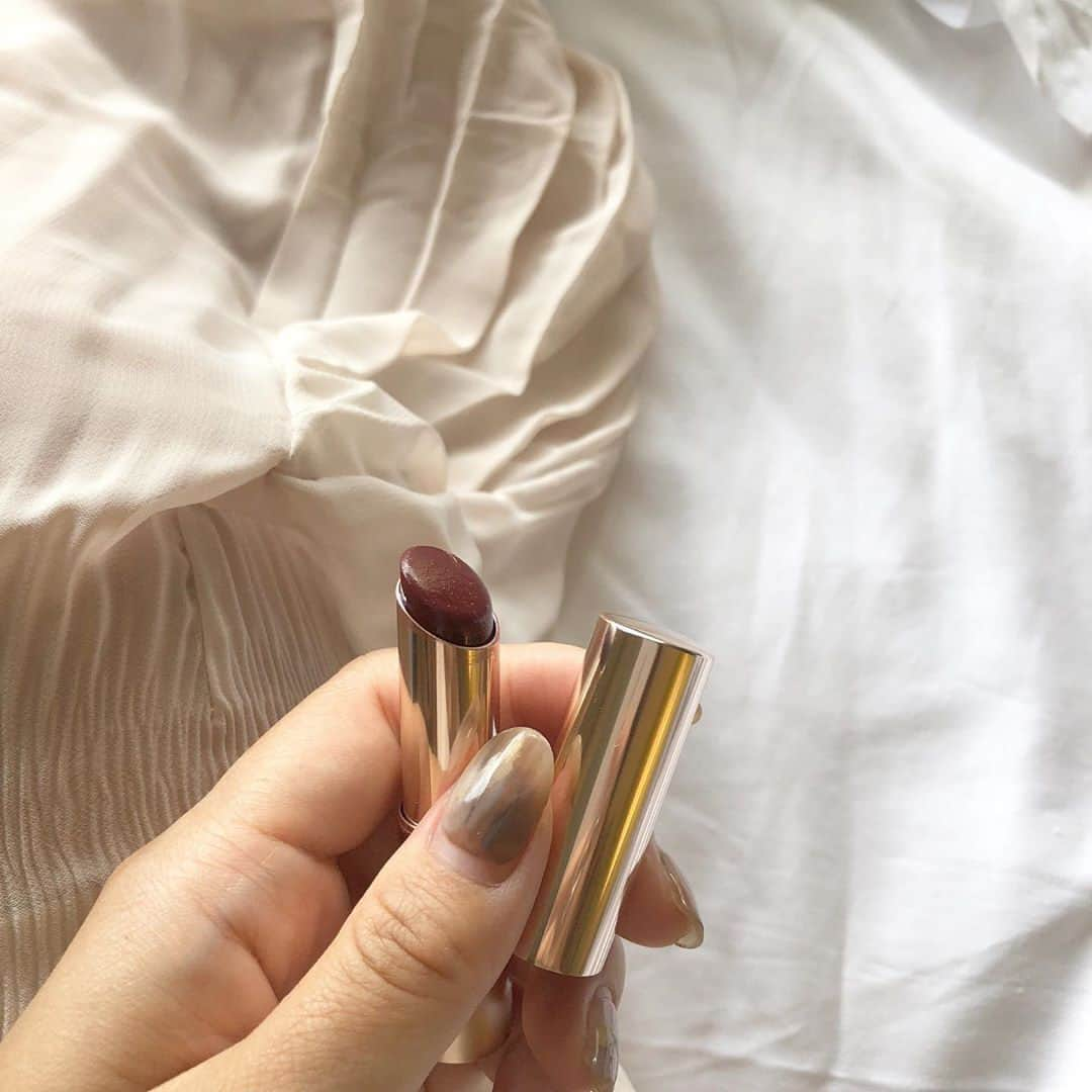 RiLiさんのインスタグラム写真 - (RiLiInstagram)「. 秋色リップも『OPERA（オペラ）』のリップ💄💕 そこまで高くないのに色味とツヤ感が最高👑 ポーチに1本は忍ばせたいリップだよね💜 . . 写真は @ymmty30  さん💕 ． . ❣ ❣ ❣ ❣ ❣ アプリやSNSで掲載させていただくお写真募集中😘📸 かわいいコーデやアイテム、注目スポットなどが撮れたら、#rili_tokyo  を付けて投稿❗ . #rili #秋 #OPERA #オペラ #口紅 #リップ #赤リップ #秋リップ #ブラウンリップ #コスメ #推しリップ #スタメンリップ  #お洒落さんと繋がりたい #おしゃれさんと繋がりたい」10月14日 21時00分 - rili.tokyo