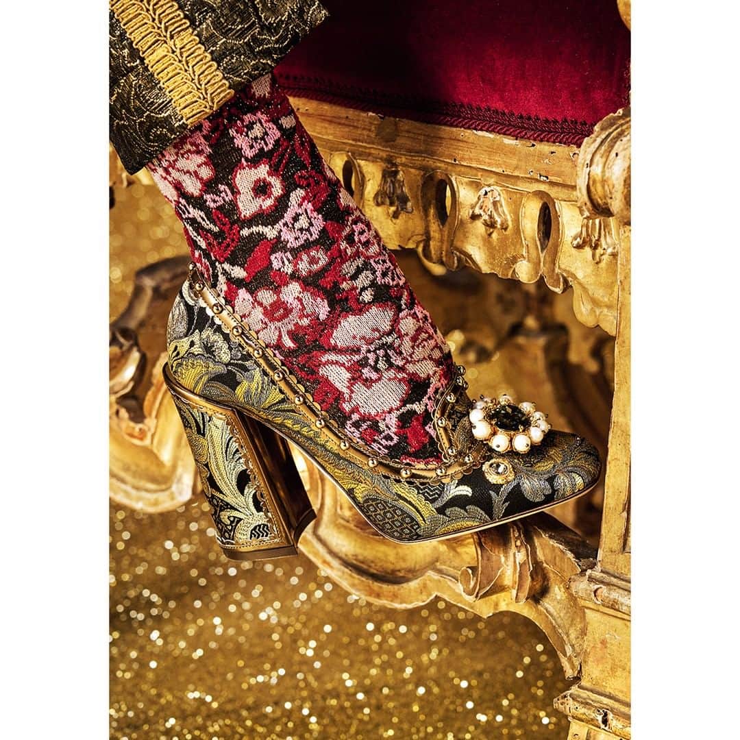 ドルチェ&ガッバーナさんのインスタグラム写真 - (ドルチェ&ガッバーナInstagram)「Inspired by old baroque shoes, the pumps in leaf brocade with ornamental piping and a bejeweled embellishment are perfect for those elegant evenings. #DGWomen」10月14日 21時11分 - dolcegabbana