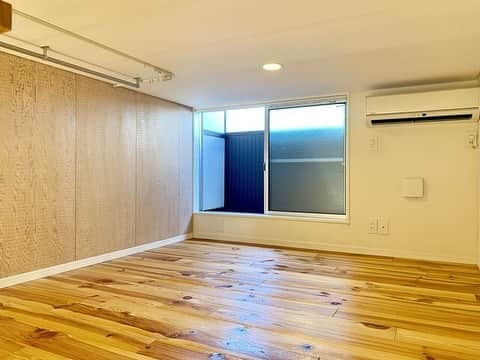 グッドルームさんのインスタグラム写真 - (グッドルームInstagram)「東京 #武蔵小金井 ワンルーム 23.52㎡⁠⠀ ⁠⠀⁠⠀ ▼本当はそう、呼びたくないけど。⁠⠀ 生まれて初めて出会いました。⁠⠀ 私のロフトの概念を覆された......。⁠⠀ ロフトと言うより......？⁠⠀ ・⁠⠀ 白が貴重のシンプルな内装で、⁠⠀ 無垢床の存在がより一層強調されています。⁠⠀ 窓からは、心地よい風が入り込んでくるうえに、⁠⠀ 緑いっぱいで心癒されるんです。⁠⠀ ・⁠⠀ 優しい雰囲気に合わせて、家具もナチュラルに。⁠⠀ ・⁠⠀ 緑や青の、アースカラーで揃えても良いなぁ。⁠⠀ 観賞用に小さな観葉植物を置いてみたり。⁠⠀ 無垢材のものにして空間と統一感を出しても素敵。⁠⠀ ・⁠⠀ 続いては、ロフト。⁠⠀ ハシゴで上がるイメージが強いですが、⁠⠀ 今回は、階段で上がります。⁠⠀ ・⁠⠀ 窓、照明、コンセント、エアコンが付いていて、⁠⠀ ロフトと言うよりお部屋と言ったほうが、⁠⠀ しっくりくる印象です。⁠⠀ ・⁠⠀ インテリアのように、お気に入りの本や雑誌を⁠⠀ 置いてみたり、アロマをたいて癒やされたり。⁠⠀ ・⁠⠀ わくわくした空間を作って下さいね。⁠⠀ ・⁠⠀ こちらの物件は実際に住めるお部屋です。詳細はストーリー、ハイライトにて！⁠⠀ ・⁠⠀ こだわりのお部屋探しは、@goodroom_jp から URLをチェック！⁣⁣⁣⁣⁣⁣⁣⁣⁣⠀⁣⠀﻿⁠⠀ ・⠀﻿⁠⠀ ※最新のお家賃につきましては、リンク先物件ページからご確認ください。⁠⠀ ・⁠⠀」10月14日 21時05分 - goodroom_jp