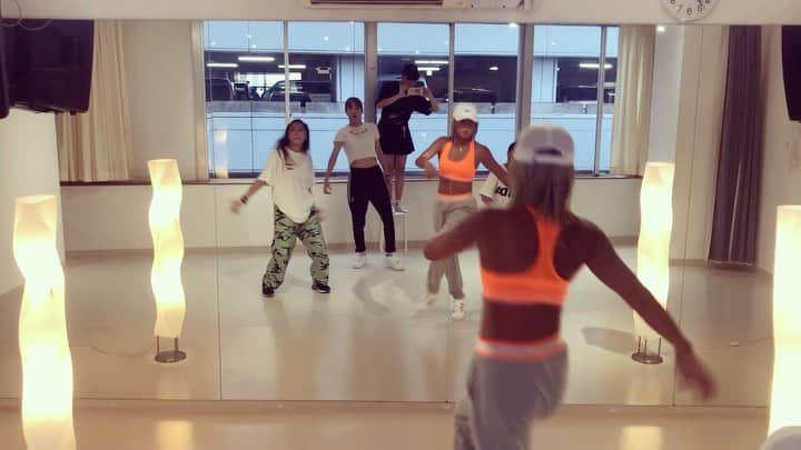 Nazukiのインスタグラム：「Private Lesson✨✨ in tokyo🗼 Pic up☝🏻 @nana3230  @sharan_______  @87desu_0202 👏🏻👏🏻👏🏻 @missymisdemeanorelliott  #throwitback  #dance #dancer #privatelesson #coreography  #missyelliot #thowitback  #ダンサー　#ダンス #プライベートレッスン」