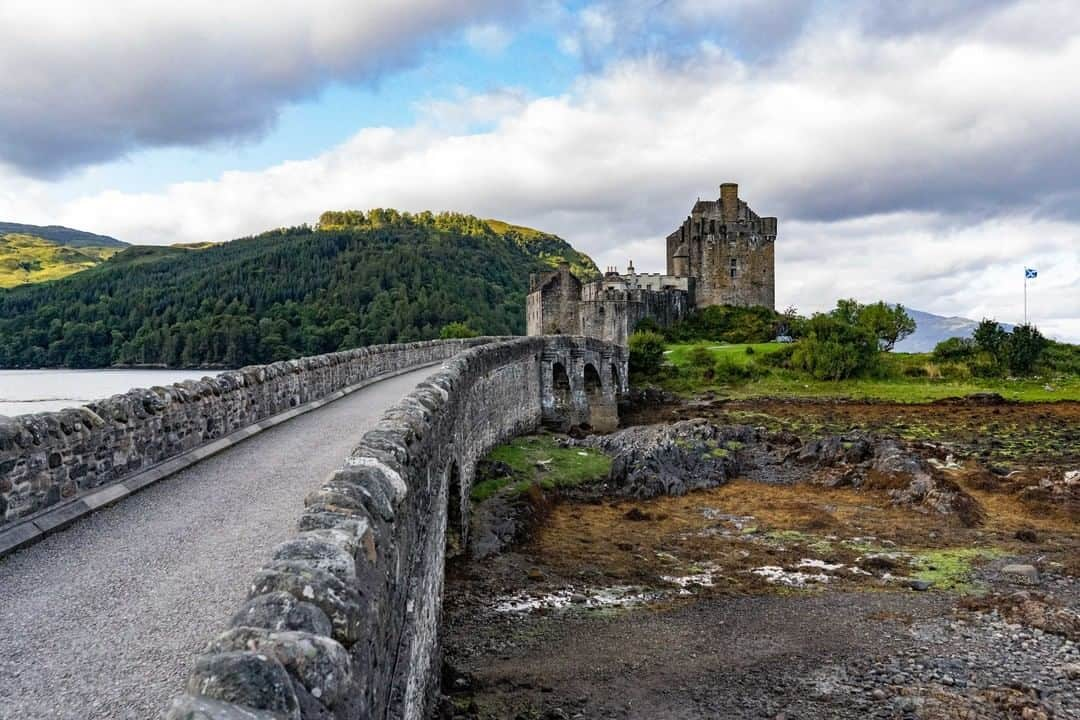 National Geographic Travelさんのインスタグラム写真 - (National Geographic TravelInstagram)「Photo by @ErikaSkogg | An icon of the Scottish Highlands and its history, Eilean Donan Castle is one of the most recognizable and photographed cultural landscapes of the region. Like many of the castles that strategically line the Scottish coastline, Eilean Donan has been renovated in an arts and crafts style to preserve its medieval history. It is easily reachable off the main road near Dornie for visitors to soak in stories of vikings, clansmen, and the failed Jacobite risings. #EileanDonan #Scotland #ScottishHighlands #Dornie」10月14日 21時08分 - natgeotravel