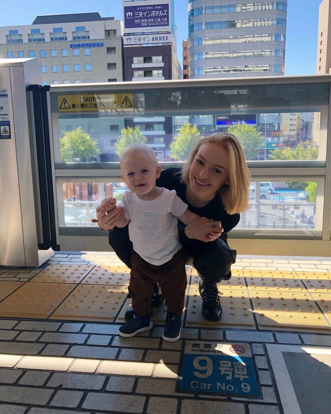 リアノン・ランゲラック（ミッチェル・ランゲラックの妻）のインスタグラム：「On the road with my boy 🚅」