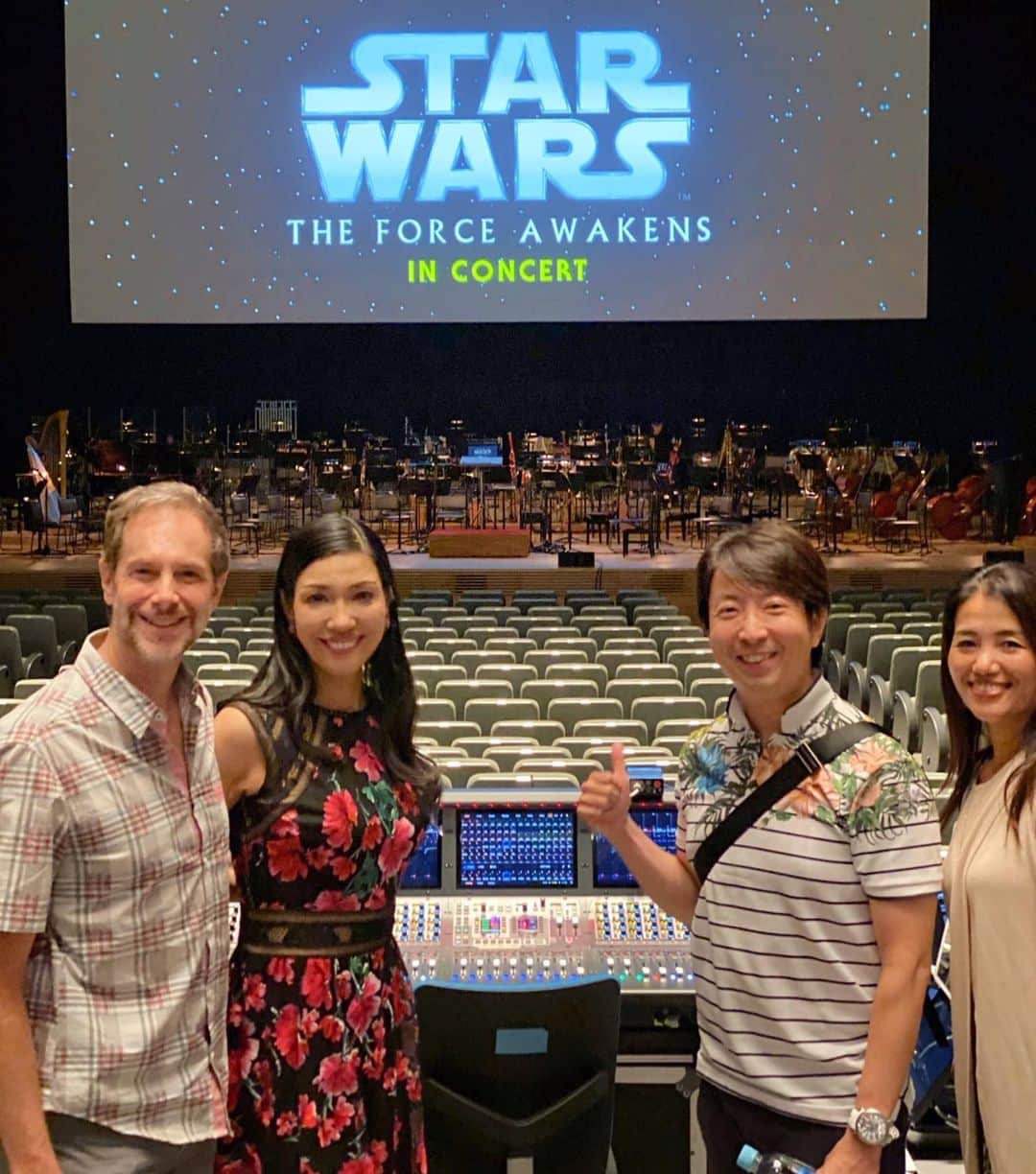 のインスタグラム：「【スター・ウォーズ シネマ コンサート 2019】へ。 壮大な東京フィルハーモニー交響楽団の演奏&ニコラス・バック指揮の元、映画"スター・ウォーズ フォースの覚醒"を、誰もが知るあのオープニング・クロールから始まる旋律から、贅沢に映像と音響を堪能♫ ジョン・ウイリアムズの音楽パートを、フルオーケストラが映像に合わせて生演奏するという、映画をライブ感覚で堪能できる最も贅沢な映画鑑賞スタイルに感動！  さて、今夜0:15〜0:45 テレビ朝日【しくじり先生！俺みたいになるな〜アンジェリーナ・ジョリー編】に出演致します✨  お時間許す方は是非、ご覧くださいませ☺️ 。 #年末にはハリーポッターのシネマコンサートも開催するのだそう！ #ローマの休日などもあるので是非体験して欲しい！ #今夜のしくじり先生は心に勇気をもらえると思います！」