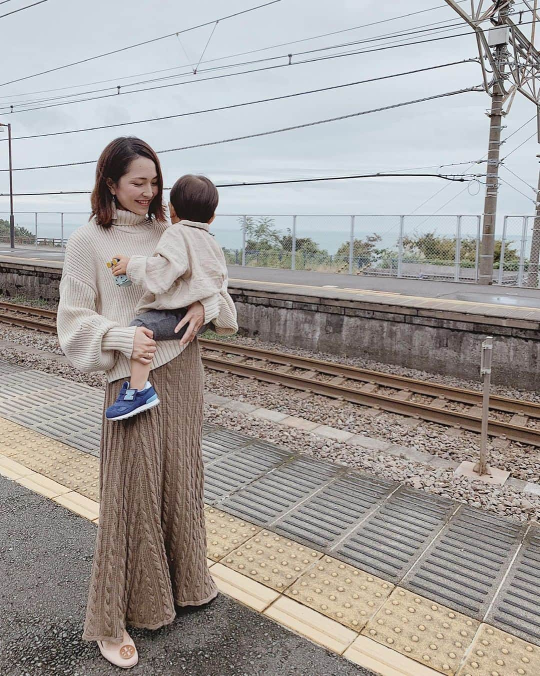 Remiさんのインスタグラム写真 - (RemiInstagram)「ocean view rail travel🛤 今回の旅行は現地で夫の友人家族と合流し、パパママ子供同士の交流もあり、夜は皆でラグビー日本観戦に大盛り上がりでした🇯🇵🏉 今日も午前中沢山遊んで帰りの電車は終始爆睡🚃💤 .. . . 今日は涼しい予報だったので、ニット×ニットコーデ🧶 どちらも丈やラインの切り替えが絶妙でプチプラと思えないクオリティ😳 茶色やベージュが着たくなる季節です🧥🌾 . . . 【 #ootd 】 ▪︎tops&skirt… #titivate @titivatejp . ▪︎shoes… #toryburch  @toryburch . ▪︎earrings… #etmoi .  #秋服 #ニットコーデ #ティティベイト #ボリュームニット #ケーブルニットフレアスカート #titivatestyle #エモワ」10月14日 21時18分 - remi_912