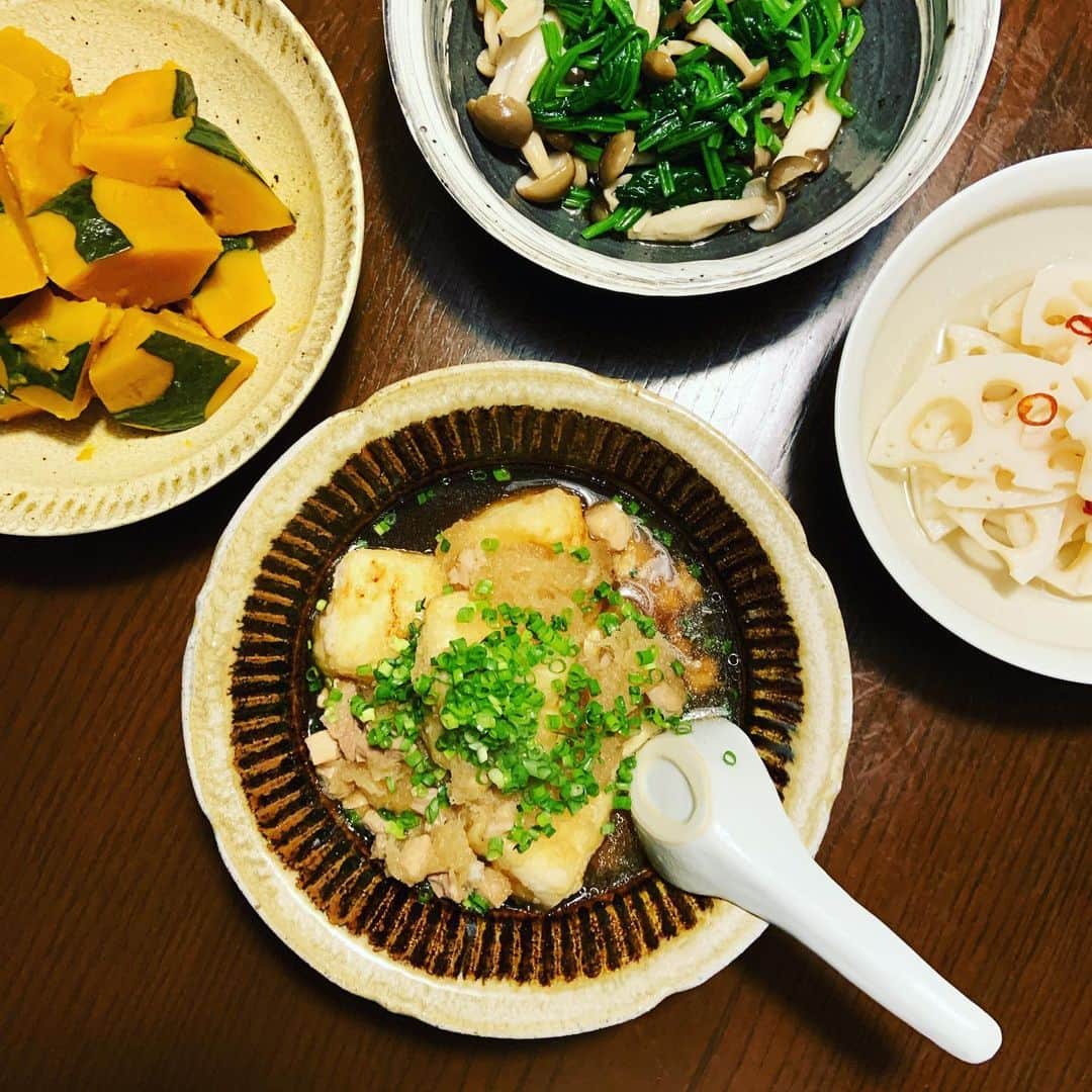のインスタグラム：「お昼ががっつりお肉だったので、夜は和食に。お蕎麦屋さん風揚げ出し豆腐に南瓜煮、ほうれん草としめじのポン酢お浸し、酢れんこん。甘酢漬けのれんこんがなぜか旦那さんが気に入っていた。 #定食屋風 #お惣菜」