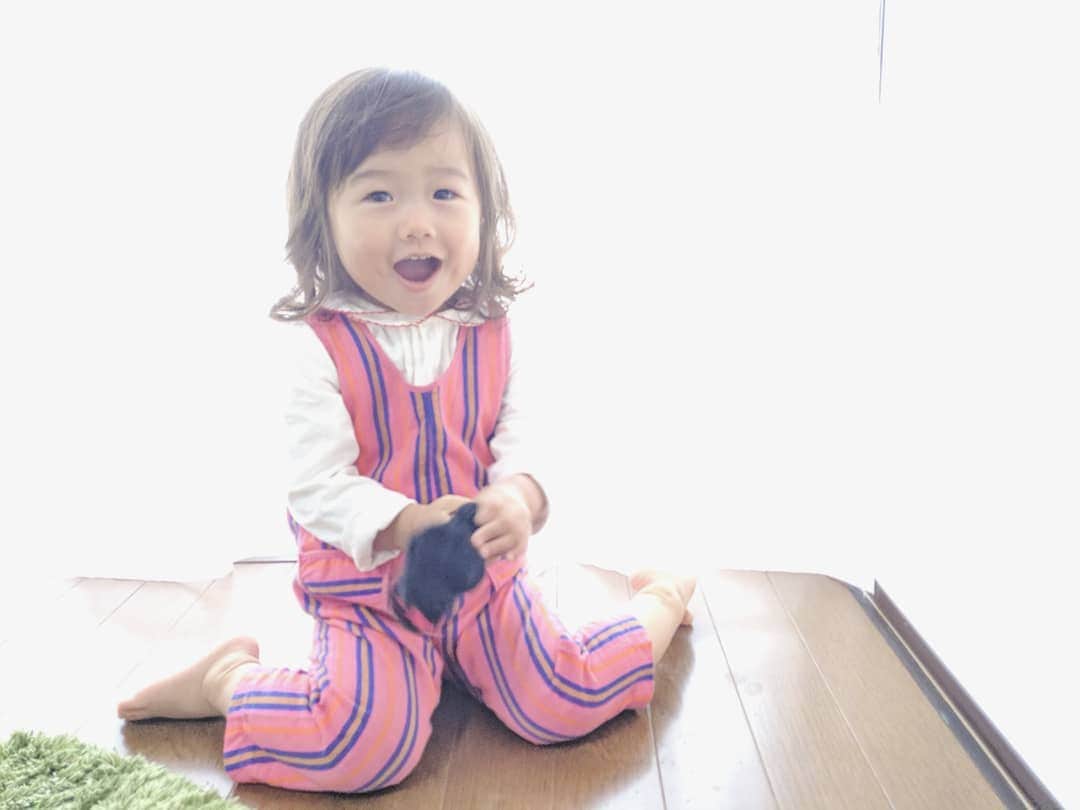 吉村美樹さんのインスタグラム写真 - (吉村美樹Instagram)「レトロなおさがり♥めちゃめちゃかわいい♥１歳８ヶ月、おめでとう☺今日はついに『母ちゃん、何か歌って』と歌のリクエスト❣『何がいい？』ときいたら『キラッキラ✯』というのできらきら星を歌いました。 #きらきら星 #キラキラ星 #歌のリクエスト #お歌大好き #1歳8ヶ月 #おめでとう #おさがり #かわいい #感謝 #ジジ #お気に入り #ジブリ #魔女の宅急便 #レトロ #レトロガール #雨の日 #お家でのんびり #一緒にお昼寝」10月14日 21時25分 - yoshimuramiki0911