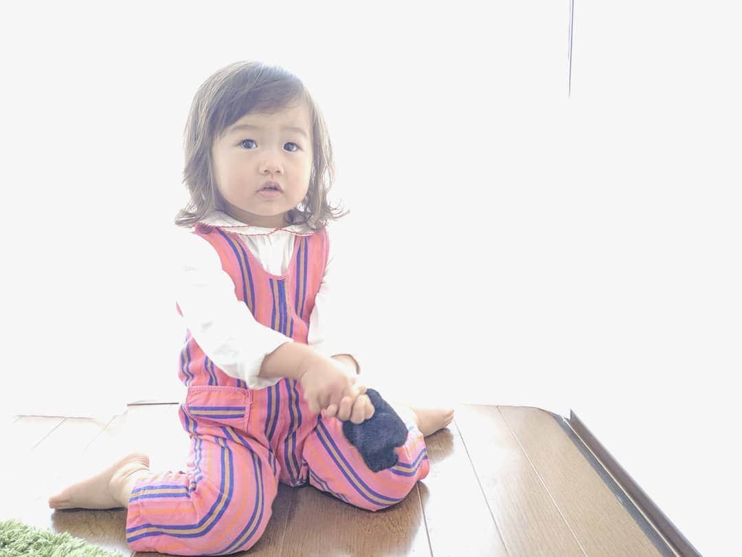 吉村美樹さんのインスタグラム写真 - (吉村美樹Instagram)「レトロなおさがり♥めちゃめちゃかわいい♥１歳８ヶ月、おめでとう☺今日はついに『母ちゃん、何か歌って』と歌のリクエスト❣『何がいい？』ときいたら『キラッキラ✯』というのできらきら星を歌いました。 #きらきら星 #キラキラ星 #歌のリクエスト #お歌大好き #1歳8ヶ月 #おめでとう #おさがり #かわいい #感謝 #ジジ #お気に入り #ジブリ #魔女の宅急便 #レトロ #レトロガール #雨の日 #お家でのんびり #一緒にお昼寝」10月14日 21時25分 - yoshimuramiki0911