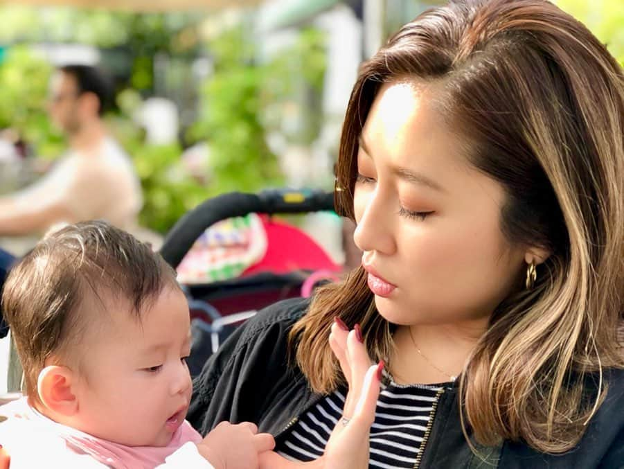 七菜香さんのインスタグラム写真 - (七菜香Instagram)「👶🏼とmommyの似てるところは どこだろうね？💐 今日も寝てくれて1日が終わったー💓 今日は👦🏽にみててもらってジムも行けたし 充実日でした🤗 ・ ・ ・ ・ ・ ・ ・ #mydaughter #baby #babygirl #3months #sweetie #dayoff #familyday #instababy #instagood #女の子ベビー #女の子ママ #生後3ヶ月 #休日 #👶🏼」10月14日 21時25分 - nanaka0118