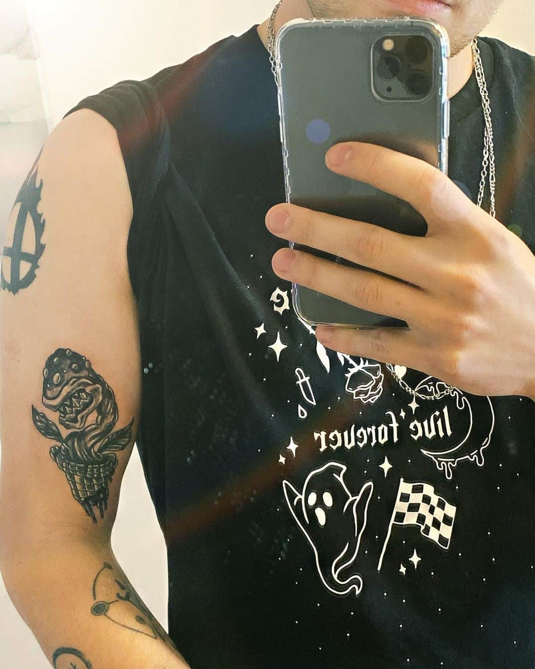 iBlaliのインスタグラム：「Früher habe ich die Piranha Pflanze "gehatet", heute ist sie auf meinem Arm 🙈 Vielen Dank an @zombieprincessin für das extrem nice Tattoo. Schaut gern bei ihr vorbei! 💕」