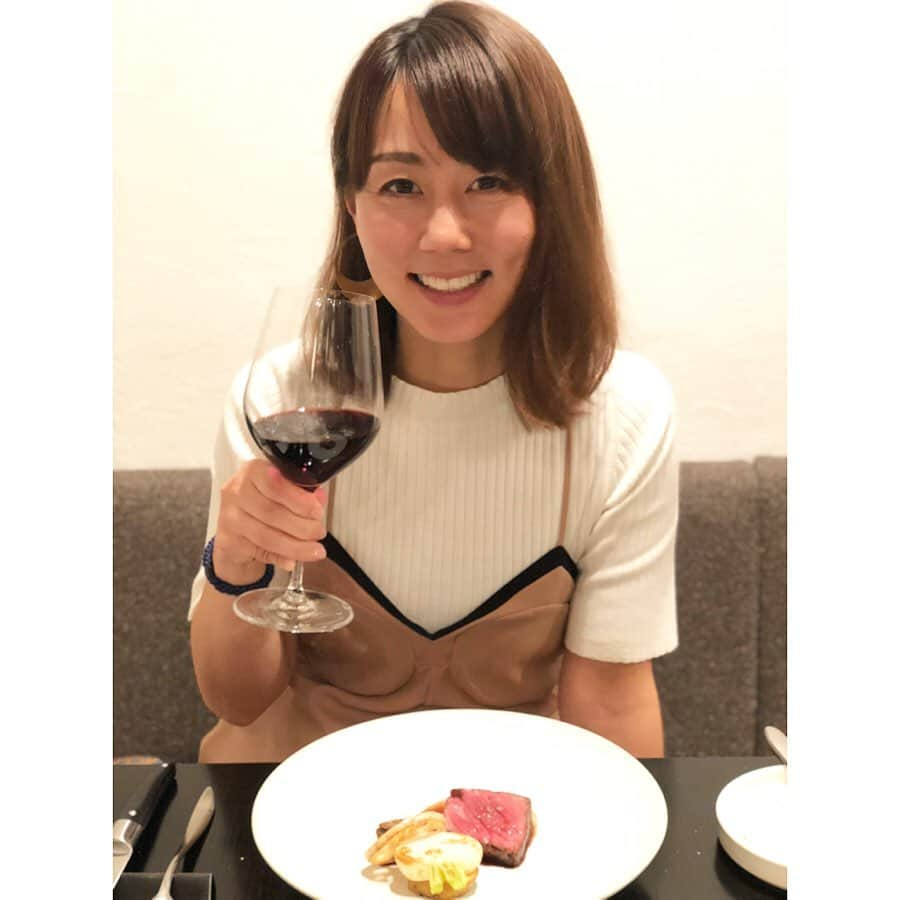 新井麻希さんのインスタグラム写真 - (新井麻希Instagram)「* 先日、乃木坂にあるとても美味しいフレンチレストラン『TABLE MOTOH』に行ってきました🤤 * 店内はおしゃかわいくて、フレンドリーに迎え入れてくださり、ワインも色んな種類があって、そして何よりお料理が何を食べてもうなるほど美味しかった！ * 秋刀魚のマリネと、金目鯛のソテー、アンガス牛のステーキ、ローズマリー香るモンブランと、毎回すごい感動して本当に本当に天国のようだった。 * パンと一緒に添えられたバターも燻製で（買って帰りたかった。。）、すべての組み合わせ（秋刀魚のマリネは茄子とミョウガが隠れてる）、お肉の焼き加減、金目鯛の食感とソースの味が、、、絶妙でした😭 * 夫と行ったので楽しいデートになり、二人で久しぶりに美味しいフレンチ食べたねと話していましたが、平日のランチのメニューもあったので、大切な友人とも一緒にまた行きたいです☺️🍴 * 教えてくれた@madoka_nails にもまじ感謝🤤ありがとう😊つたない私の食リポを最後まで読んでくださった皆様も、ありがとうございます。特典は何もありませんがお許し下さい🙏 * #tablemotoh」10月14日 21時28分 - makiarai58