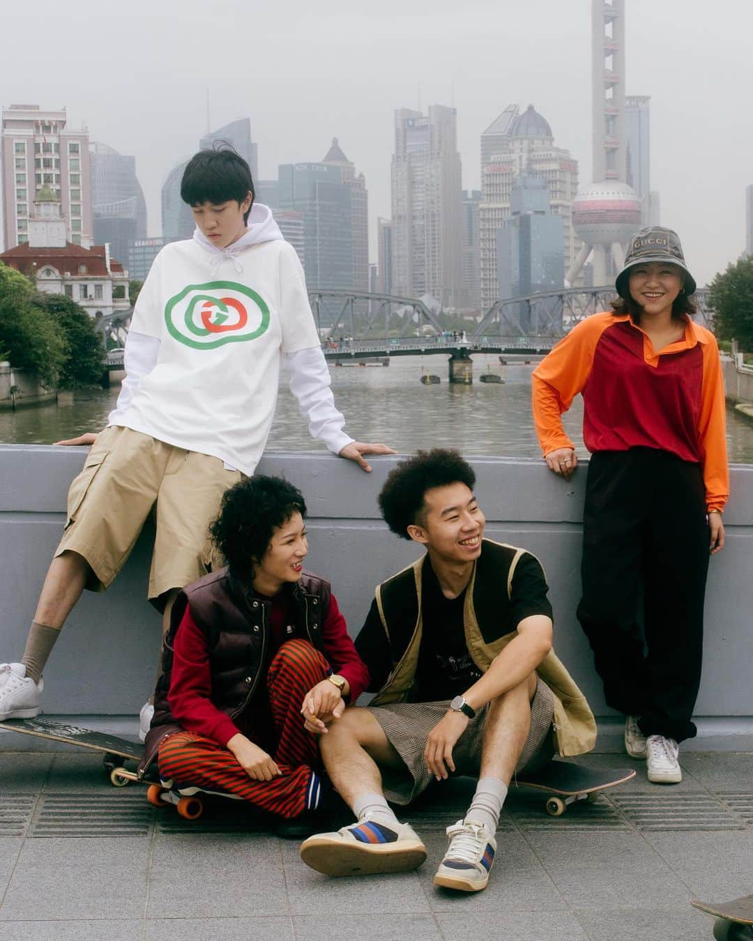 グッチさんのインスタグラム写真 - (グッチInstagram)「In Shanghai for the #GucciGrip project, photography duo @hailunma and @bilalll document love stories between young skaters. Designed by @alessandro_michele, the Grip watch features a clean, streamlined design and three windows to display the hour, minute and date. Discover more through link in bio.  #AlessandroMichele」10月14日 21時31分 - gucci