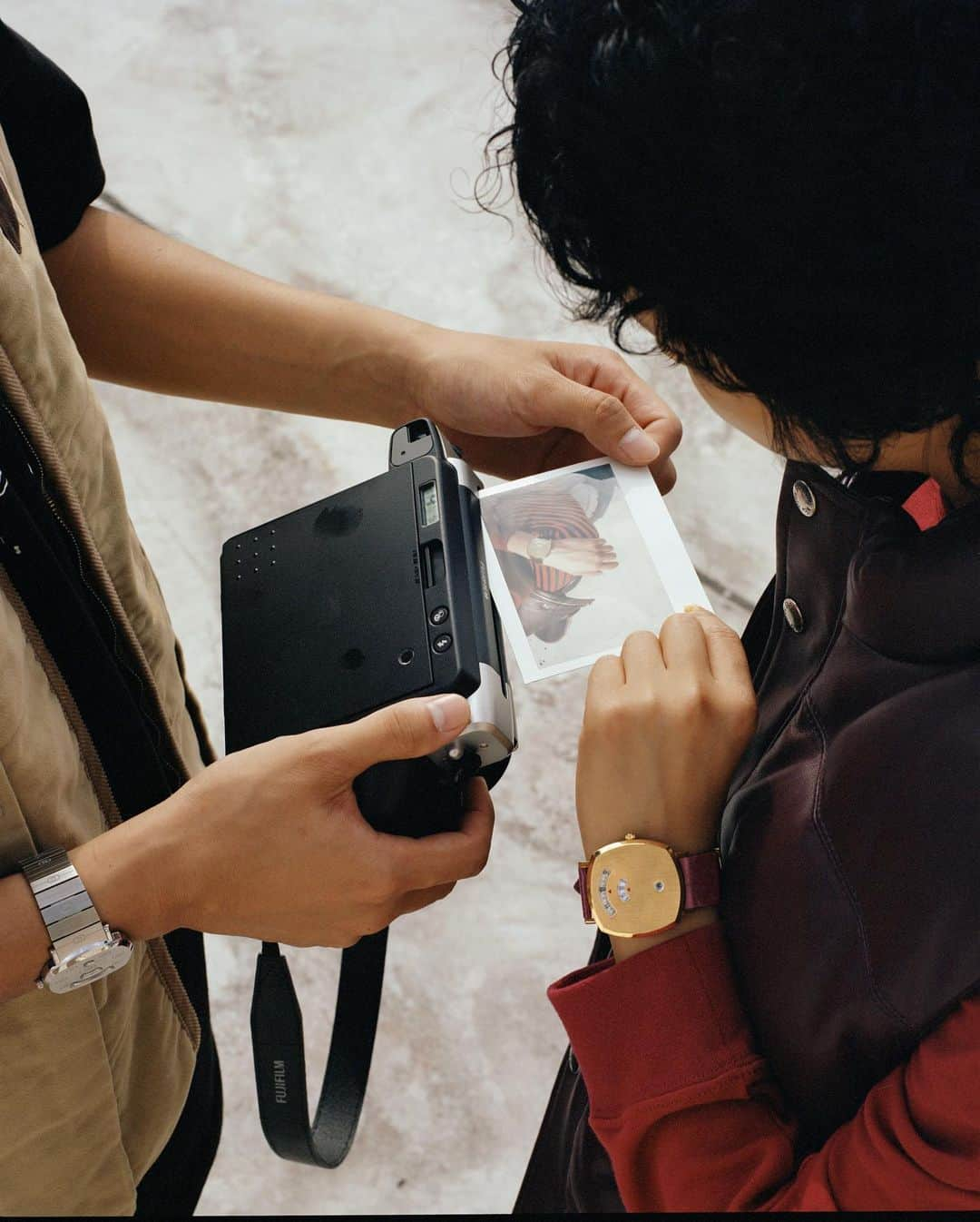 グッチさんのインスタグラム写真 - (グッチInstagram)「In Shanghai for the #GucciGrip project, photography duo @hailunma and @bilalll document love stories between young skaters. Designed by @alessandro_michele, the Grip watch features a clean, streamlined design and three windows to display the hour, minute and date. Discover more through link in bio.  #AlessandroMichele」10月14日 21時31分 - gucci