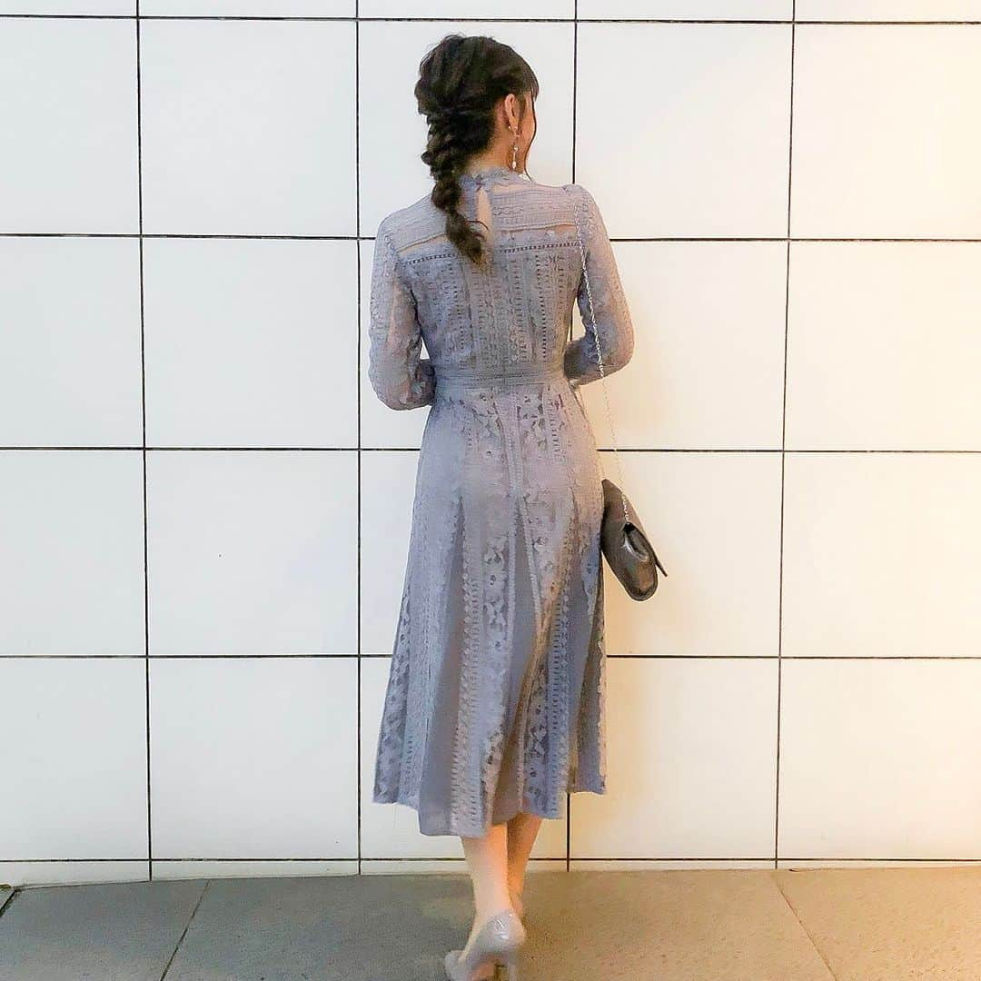 かほこ。さんのインスタグラム写真 - (かほこ。Instagram)「ㅤㅤㅤㅤㅤㅤㅤㅤㅤㅤㅤㅤㅤ ㅤㅤㅤㅤㅤㅤㅤㅤㅤㅤㅤㅤㅤ dress & pierce : #lagunamoon bag : #prendrelajoie pumps : #seventwelvethirty ㅤㅤㅤㅤㅤㅤㅤㅤㅤㅤㅤㅤㅤ 質問たくさんもらった、ワンピ！いろんなお店でいろんなもの試着して、体のラインが綺麗に見えるこのワンピにしました❤︎色はブルーグレー？みたいな感じ！ ㅤㅤㅤㅤㅤㅤㅤㅤㅤㅤㅤㅤㅤ アクセサリーは全部シルバー、バッグと靴もグレーで、ワントーンコーデです。年齢的に、プチプラな物を着てしまうとこういう場には合わなくなってしまうので、、大切に着たいと思います😌💕 ㅤㅤㅤㅤㅤㅤㅤㅤㅤㅤㅤㅤㅤ ヘアはまた別で載せます❤︎ ㅤㅤㅤㅤㅤㅤㅤㅤㅤㅤㅤㅤㅤ #結婚式コーデ #kaho_fashion」10月14日 21時34分 - xxokohakxx