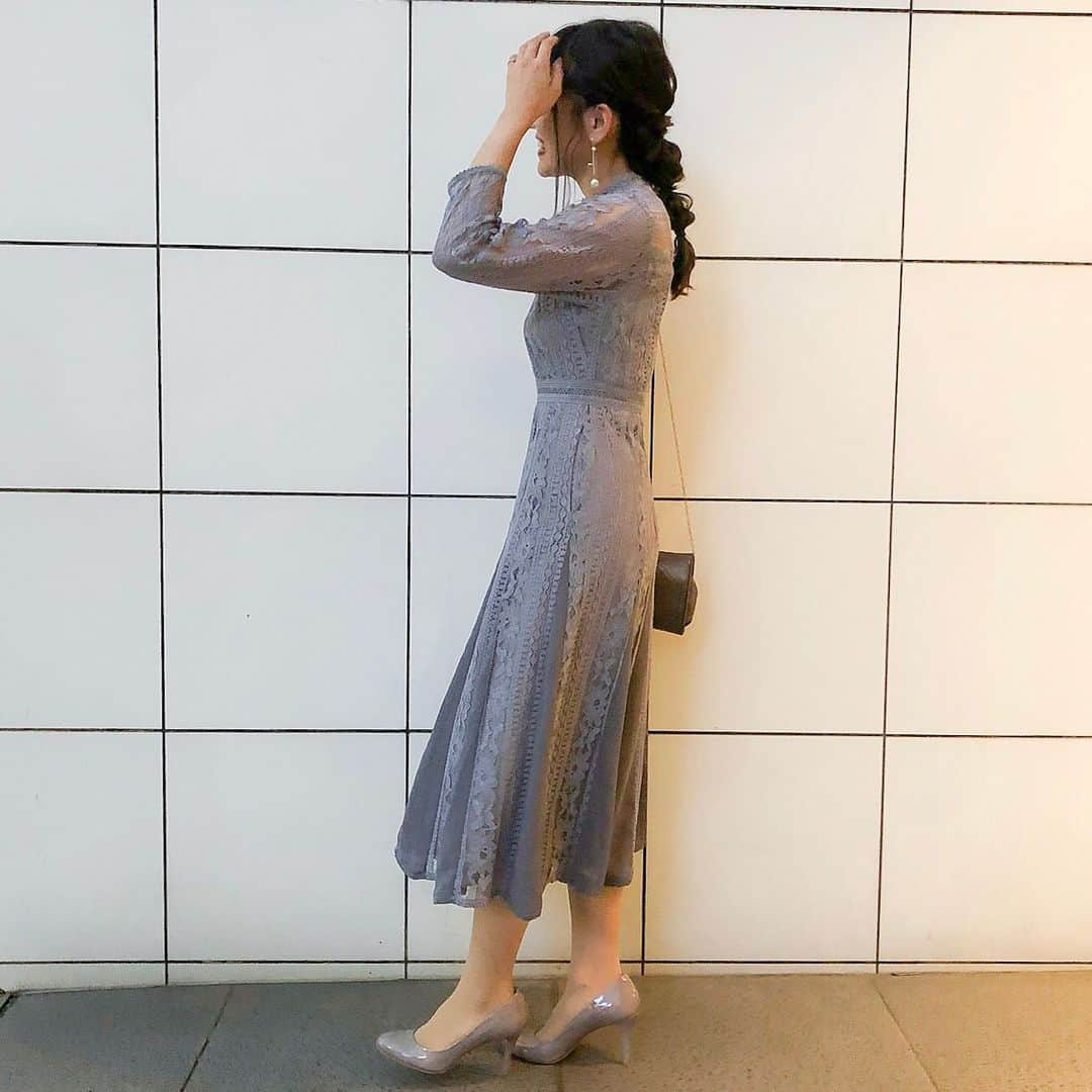 かほこ。さんのインスタグラム写真 - (かほこ。Instagram)「ㅤㅤㅤㅤㅤㅤㅤㅤㅤㅤㅤㅤㅤ ㅤㅤㅤㅤㅤㅤㅤㅤㅤㅤㅤㅤㅤ dress & pierce : #lagunamoon bag : #prendrelajoie pumps : #seventwelvethirty ㅤㅤㅤㅤㅤㅤㅤㅤㅤㅤㅤㅤㅤ 質問たくさんもらった、ワンピ！いろんなお店でいろんなもの試着して、体のラインが綺麗に見えるこのワンピにしました❤︎色はブルーグレー？みたいな感じ！ ㅤㅤㅤㅤㅤㅤㅤㅤㅤㅤㅤㅤㅤ アクセサリーは全部シルバー、バッグと靴もグレーで、ワントーンコーデです。年齢的に、プチプラな物を着てしまうとこういう場には合わなくなってしまうので、、大切に着たいと思います😌💕 ㅤㅤㅤㅤㅤㅤㅤㅤㅤㅤㅤㅤㅤ ヘアはまた別で載せます❤︎ ㅤㅤㅤㅤㅤㅤㅤㅤㅤㅤㅤㅤㅤ #結婚式コーデ #kaho_fashion」10月14日 21時34分 - xxokohakxx