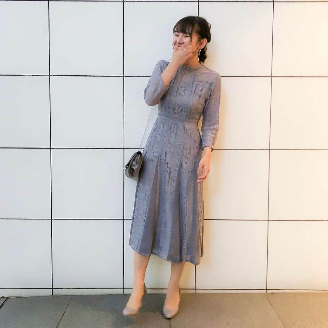 かほこ。さんのインスタグラム写真 - (かほこ。Instagram)「ㅤㅤㅤㅤㅤㅤㅤㅤㅤㅤㅤㅤㅤ ㅤㅤㅤㅤㅤㅤㅤㅤㅤㅤㅤㅤㅤ dress & pierce : #lagunamoon bag : #prendrelajoie pumps : #seventwelvethirty ㅤㅤㅤㅤㅤㅤㅤㅤㅤㅤㅤㅤㅤ 質問たくさんもらった、ワンピ！いろんなお店でいろんなもの試着して、体のラインが綺麗に見えるこのワンピにしました❤︎色はブルーグレー？みたいな感じ！ ㅤㅤㅤㅤㅤㅤㅤㅤㅤㅤㅤㅤㅤ アクセサリーは全部シルバー、バッグと靴もグレーで、ワントーンコーデです。年齢的に、プチプラな物を着てしまうとこういう場には合わなくなってしまうので、、大切に着たいと思います😌💕 ㅤㅤㅤㅤㅤㅤㅤㅤㅤㅤㅤㅤㅤ ヘアはまた別で載せます❤︎ ㅤㅤㅤㅤㅤㅤㅤㅤㅤㅤㅤㅤㅤ #結婚式コーデ #kaho_fashion」10月14日 21時34分 - xxokohakxx