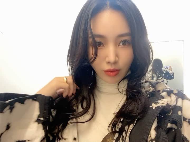 megbabyのインスタグラム：「韓国は肌寒くなってきて、最低8度くらい🥺 ・ 肌のお手入れをしっかりしなきゃいけない季節🥺 乾燥やゆるぎ肌にたっぷりの水分、鎮静、再生効果の　@megood__beauty cicaマスクしてるよ💚 ひたひたマスクの残りもたっぷり浸透させてね✨☺️ ・ スキンケアの最後はPHクリームね☺️✨ #MEGOODBEAUTY」