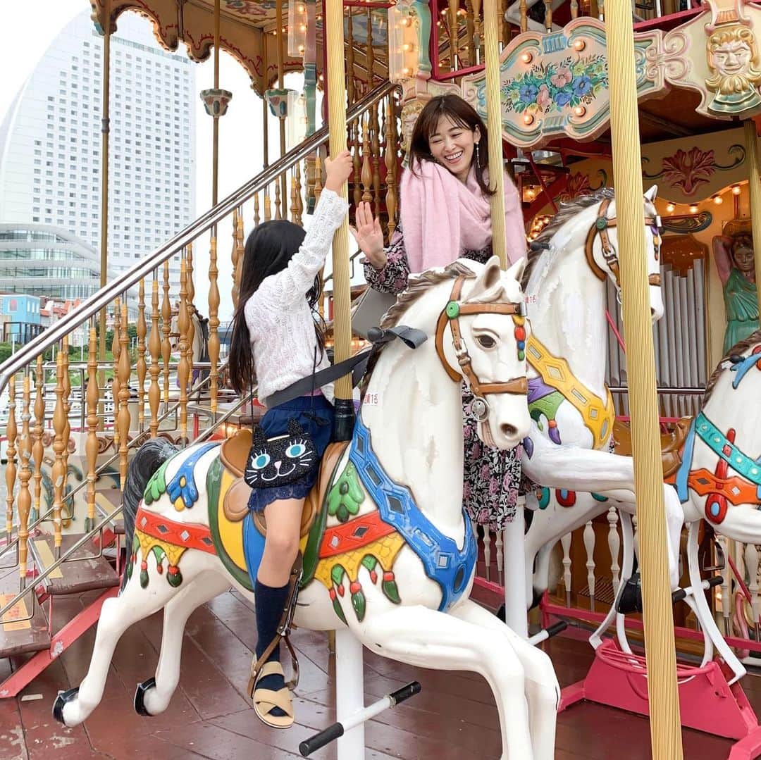 のインスタグラム：「. みなとみらいday。 買い物の前に メリーゴーランドへ🎠 . 横浜のコスモワールドは 乗り物毎に料金を払うから 気軽に楽しめて◎！ . 幼稚園児に乗れるものもあって、 ちょうど良いです🎡✨ . . 2枚目は観覧車の頂上付近にて。 . 「そういえばここまで高いのは苦手だった」 と思い出した時の私の微妙なリアクション😅 狭くて高い所、久々に怖かったです！！ . . #みなとみらい #コスモワールド」