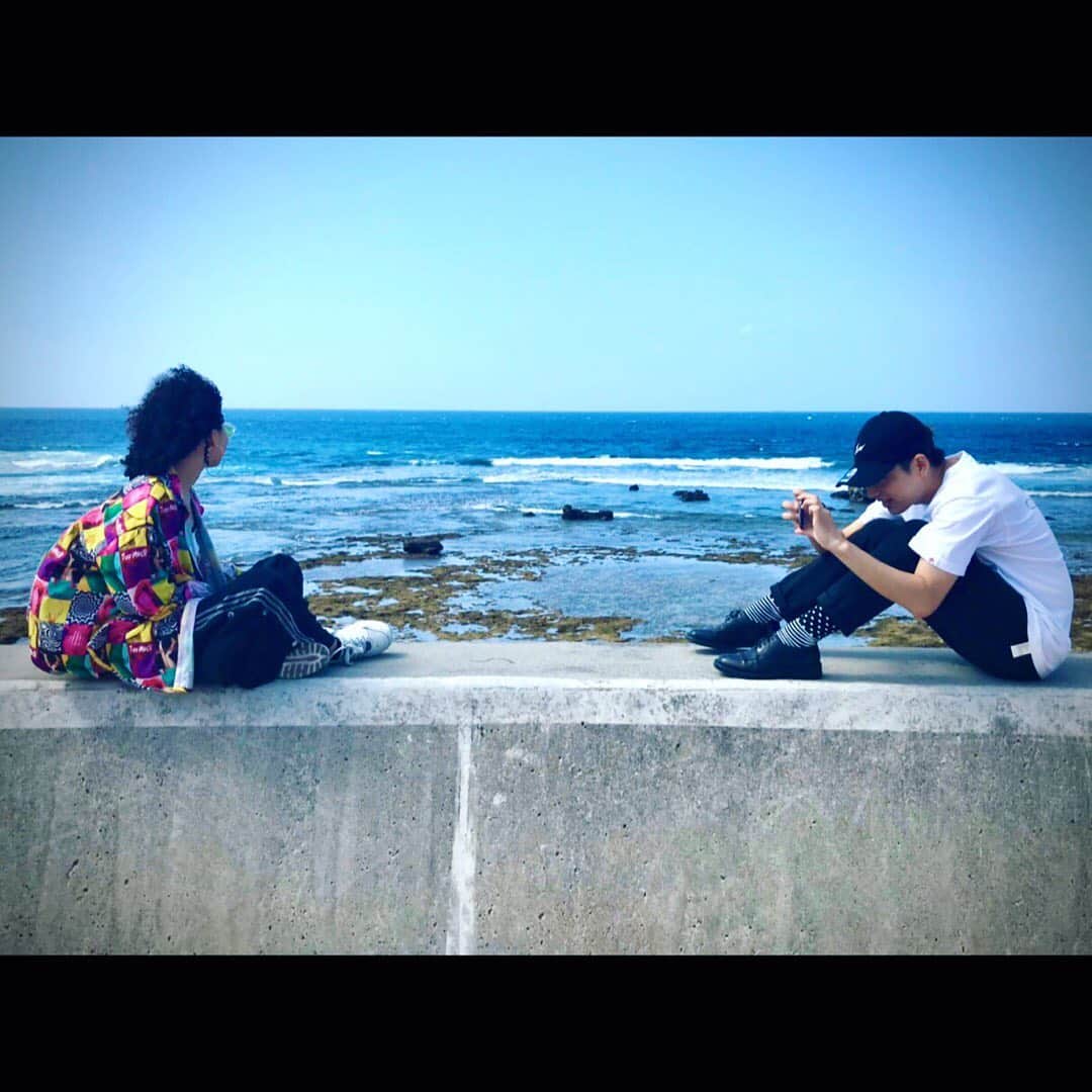 のインスタグラム：「沖縄でのShootingめちゃめちゃ楽しかった。 @asobo_ism 本当にありがとう！ 投稿は海辺でおれがあそぼちゃんをShootしてるとこ。  #okinawa #shoot #pv #mv  #goodjob #goodweekend」