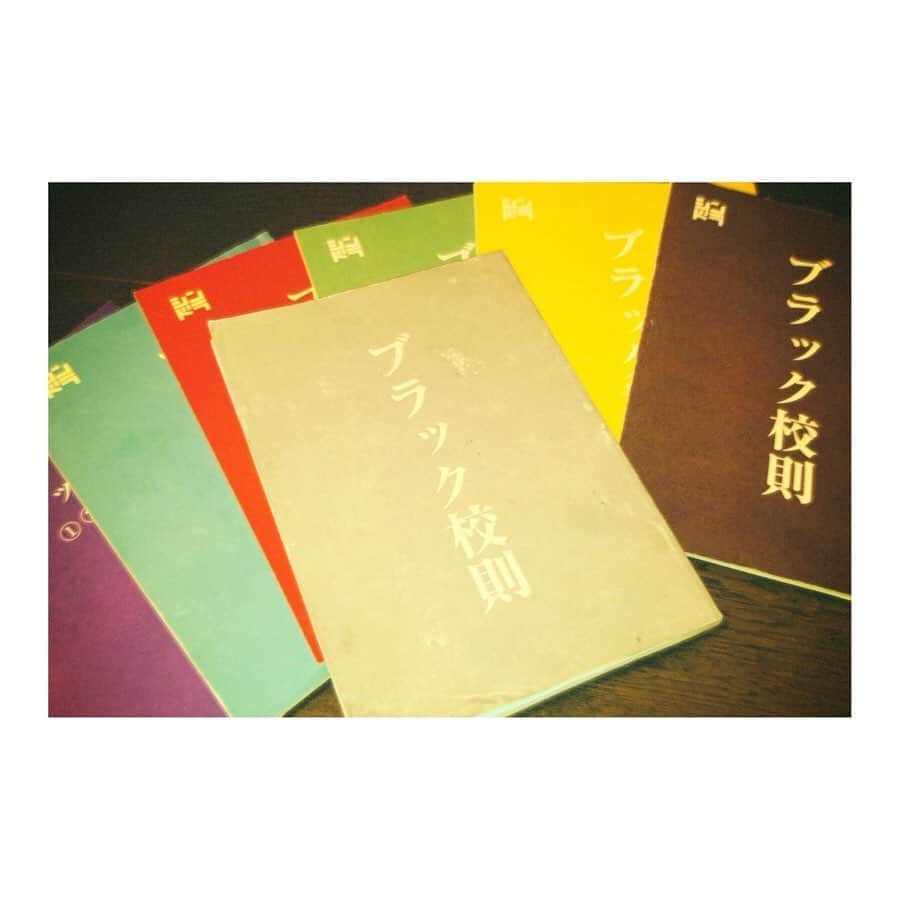 堀田真由さんのインスタグラム写真 - (堀田真由Instagram)「いよいよ今夜24時59分〜 ドラマ『ブラック校則』がはじまります🏫 （地方によって時間や放送日が異なるみたいです） 意地らしくて素直になれない でも、そんなところが愛おしい 三池ことね を演じさせて頂きました。 カラフルな台本のように 個性豊かで自由なキャラクターたちの 「心の叫び」ぜひ、聞いてください  #ブラック校則」10月14日 21時49分 - mayuhotta