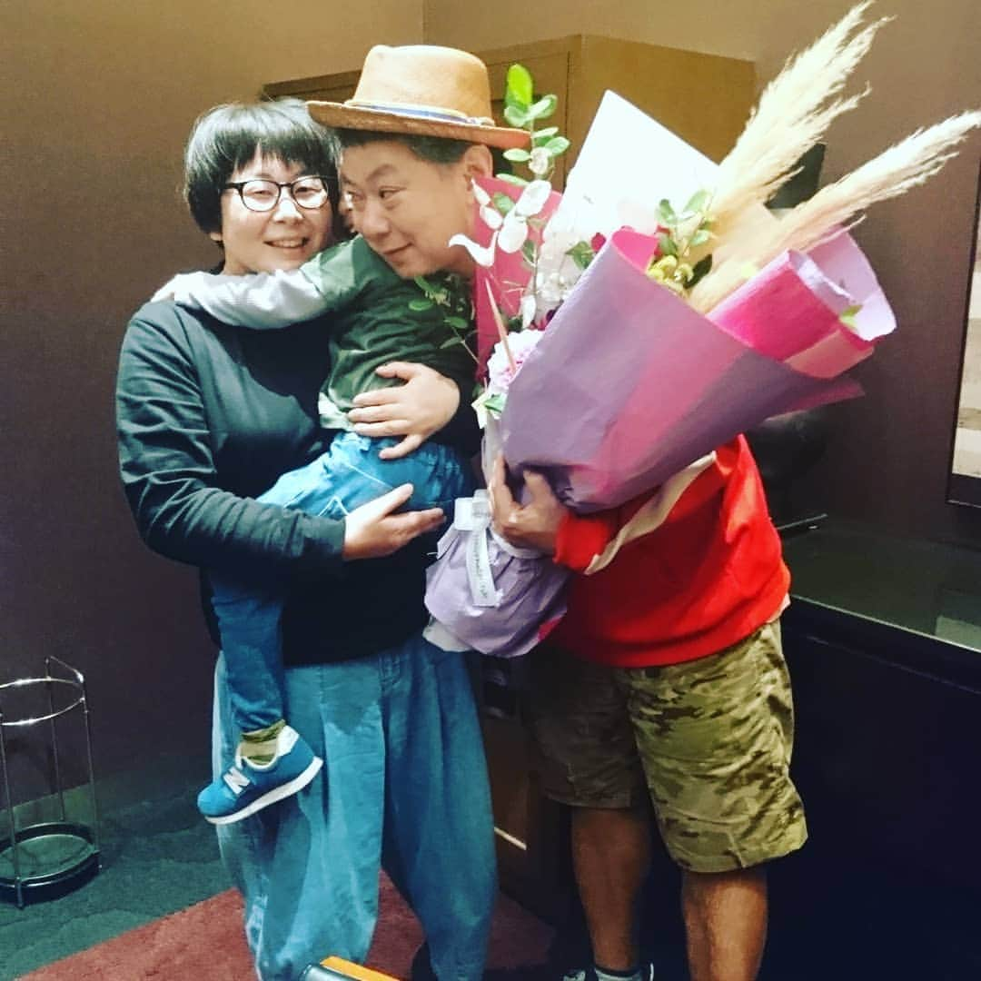 鈴木おさむさんのインスタグラム写真 - (鈴木おさむInstagram)「本日、結婚記念日！18年目に突入です！ あるかたに花束をいただき。感謝です。 ありがとー‼」10月14日 21時53分 - osamuchan_suzuki