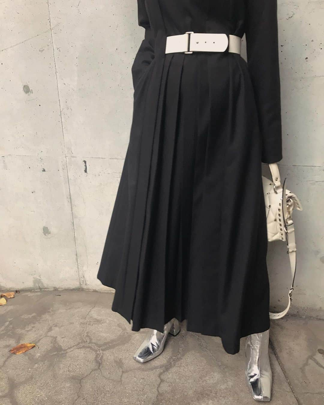 黒石奈央子さんのインスタグラム写真 - (黒石奈央子Instagram)「あめりふく。 . .  BELTED TUCK PLEATS DRESS ¥24000+tax 10/15 . . ベルトワンピースのモードカラー。黒に白ベルト。  @ameri_shinjuku @amerivintage @ameri_daikanyama @ameri.shinsaibashi #ameri#amerivintage #fashion #vintagefashion #coordinate#ootd#outfit#osanposnap #705_outfit #大人ファッション #大人コーディネート #大人スタイル #modestyle #modefashion#modecasual」10月14日 21時57分 - blackstone705