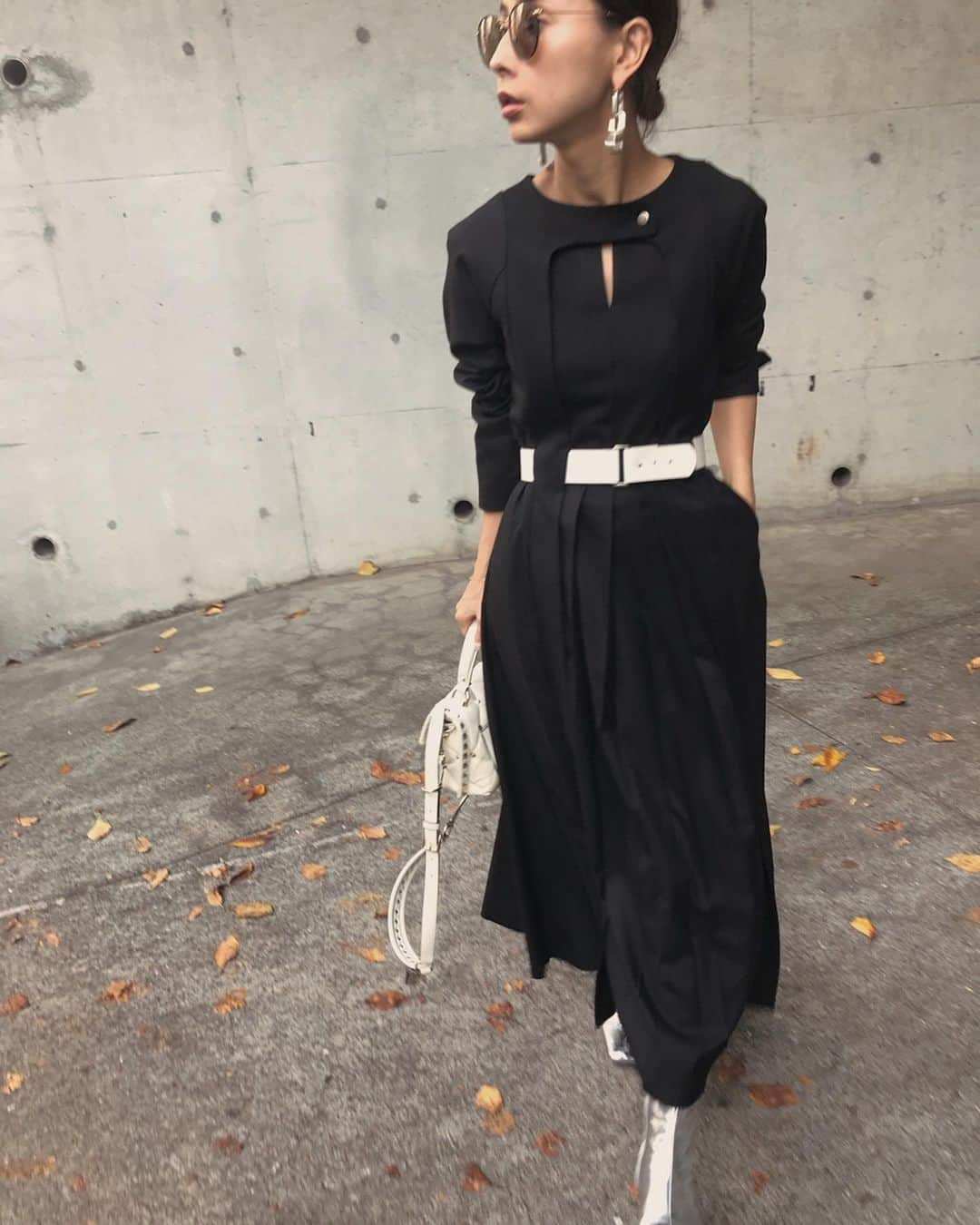 黒石奈央子さんのインスタグラム写真 - (黒石奈央子Instagram)「あめりふく。 . .  BELTED TUCK PLEATS DRESS ¥24000+tax 10/15 . . ベルトワンピースのモードカラー。黒に白ベルト。  @ameri_shinjuku @amerivintage @ameri_daikanyama @ameri.shinsaibashi #ameri#amerivintage #fashion #vintagefashion #coordinate#ootd#outfit#osanposnap #705_outfit #大人ファッション #大人コーディネート #大人スタイル #modestyle #modefashion#modecasual」10月14日 21時57分 - blackstone705