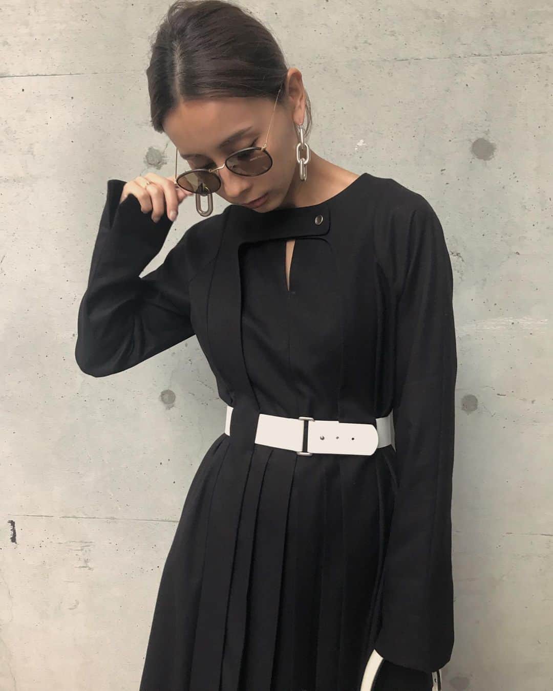 黒石奈央子さんのインスタグラム写真 - (黒石奈央子Instagram)「あめりふく。 . .  BELTED TUCK PLEATS DRESS ¥24000+tax 10/15 . . ベルトワンピースのモードカラー。黒に白ベルト。  @ameri_shinjuku @amerivintage @ameri_daikanyama @ameri.shinsaibashi #ameri#amerivintage #fashion #vintagefashion #coordinate#ootd#outfit#osanposnap #705_outfit #大人ファッション #大人コーディネート #大人スタイル #modestyle #modefashion#modecasual」10月14日 21時57分 - blackstone705