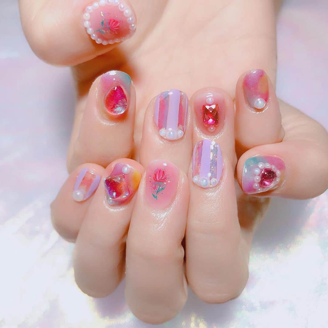 なかやまちえこのインスタグラム：「Aurora nails🌈✨ PREGELミューズ S065.S066.S130.S069.S199.G438 PREGEL 527⠀ きまぐれキャット ピグメントハイリッチ 7601.7603.7626.7663 #nail #nails #nailart #ネイル #美甲 #ネイルアート  #clou #nagel #ongle #ongles #unghia #japanesenailart #manucure #네일 #젤네일 #네일아트 #네일리스트 #japanesenails #manicurist #gelnails #أظافر #オーロラネイル #auroranails #大久保ちか ちゃん」