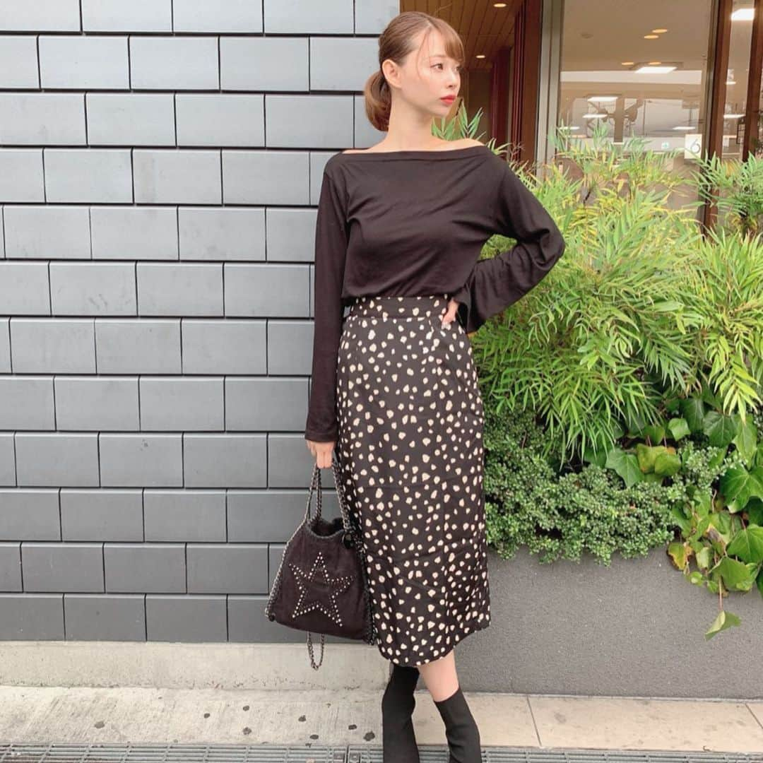 karen okajimaさんのインスタグラム写真 - (karen okajimaInstagram)「ㅤㅤㅤ ㅤㅤㅤ 今日は奈良へ🦌💓 ㅤㅤㅤ  ブラックコーデ！ topsもskirtもenvylookのだよ🥰 プチプラやのに生地しっかりしてるし 使いやすくてすぅき😝❤️❤️ ㅤㅤㅤ  ブーツはguで今年流行りのニット素材で めちゃくちゃ歩きやすくてプチプラで最高🎶 ㅤㅤㅤ  #envylook #ootd #envylook_japan #おかじコーデ #岡島かれん #ニットストレッチブーツ #gu #ダルメシアンコーデ  #ダルメシアンスカート #プチプラファッション」10月14日 22時00分 - karenokajima0318